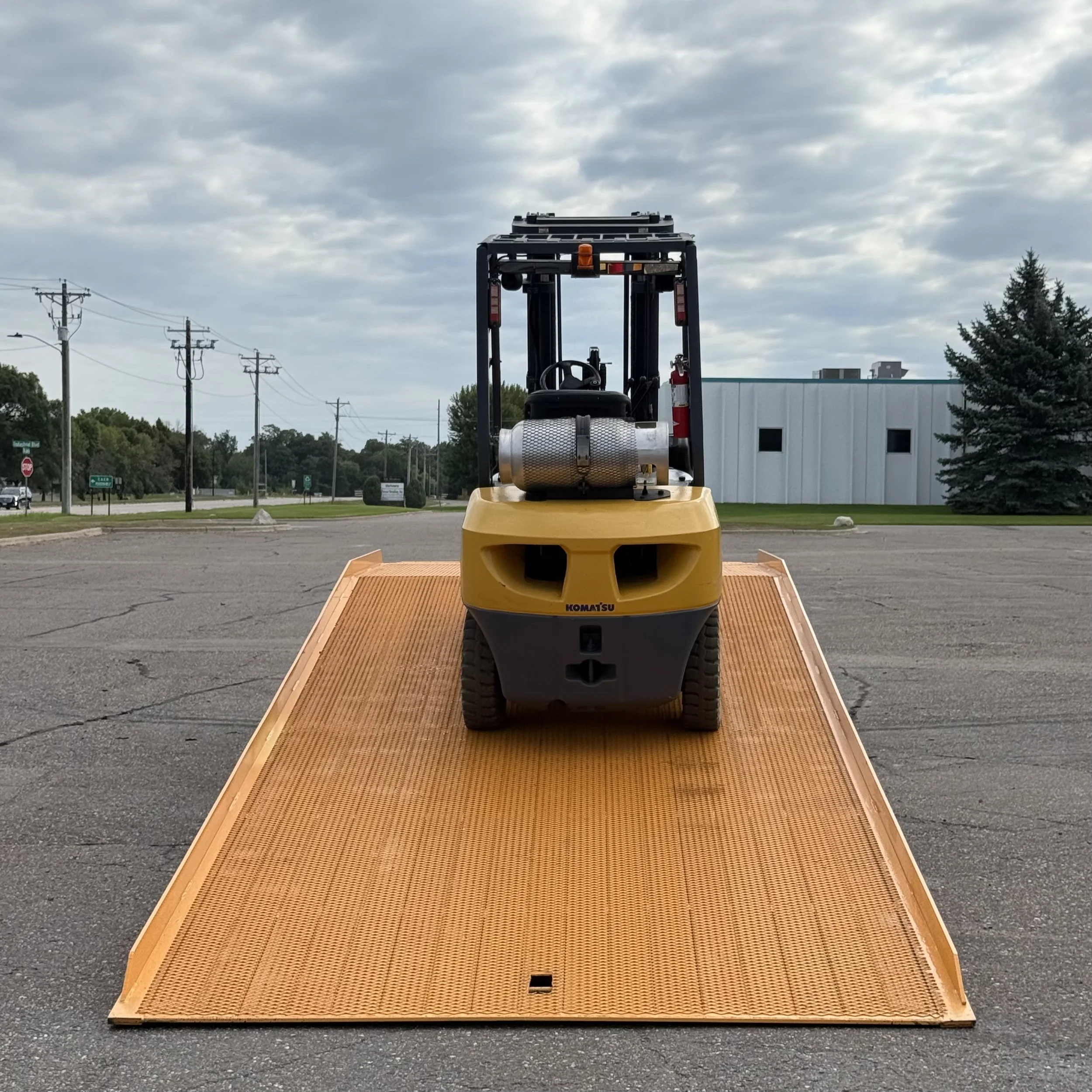LQ120 wide truck loading ramp for forklift access to trailers
