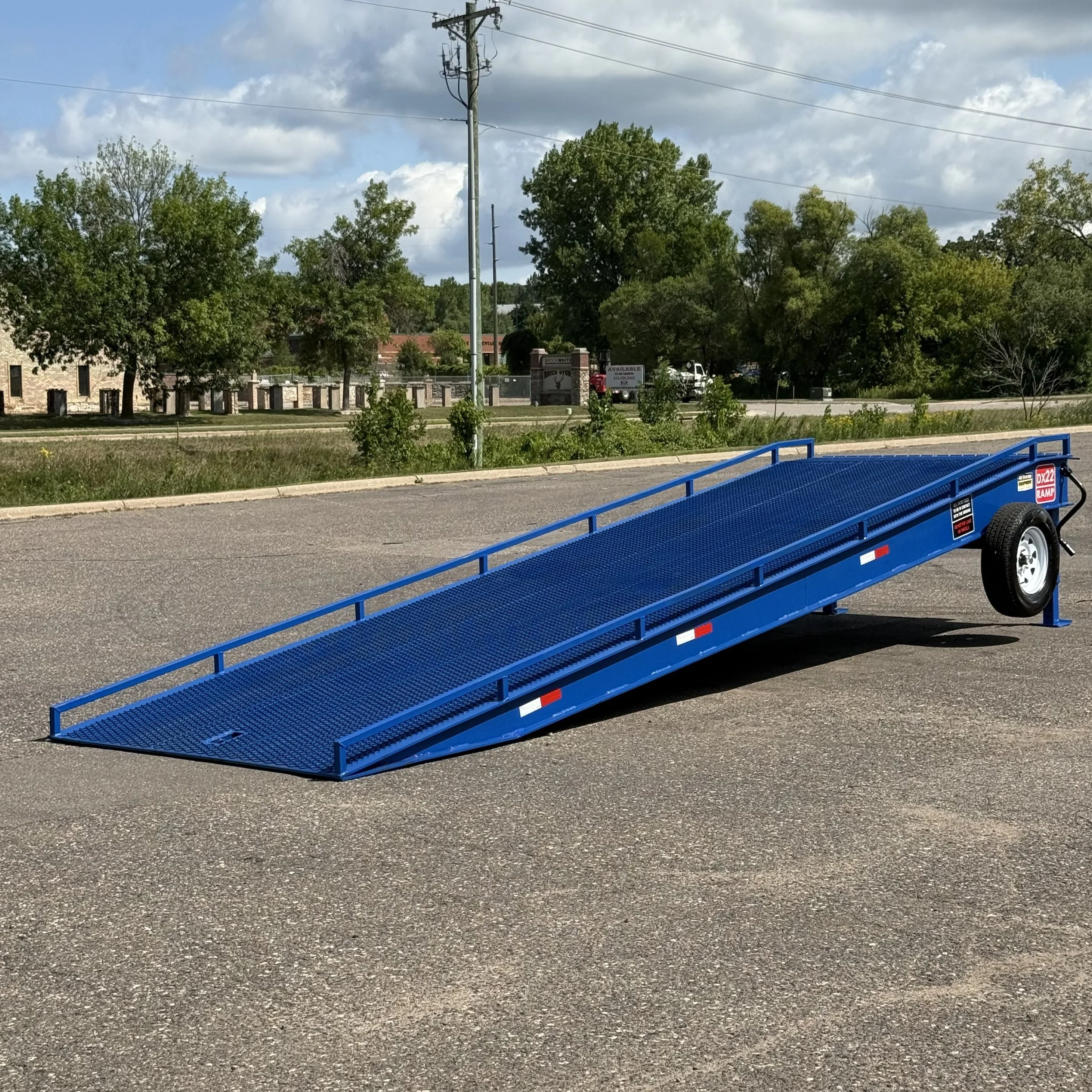 DX22 mobile yard ramp for ground-level forklift access