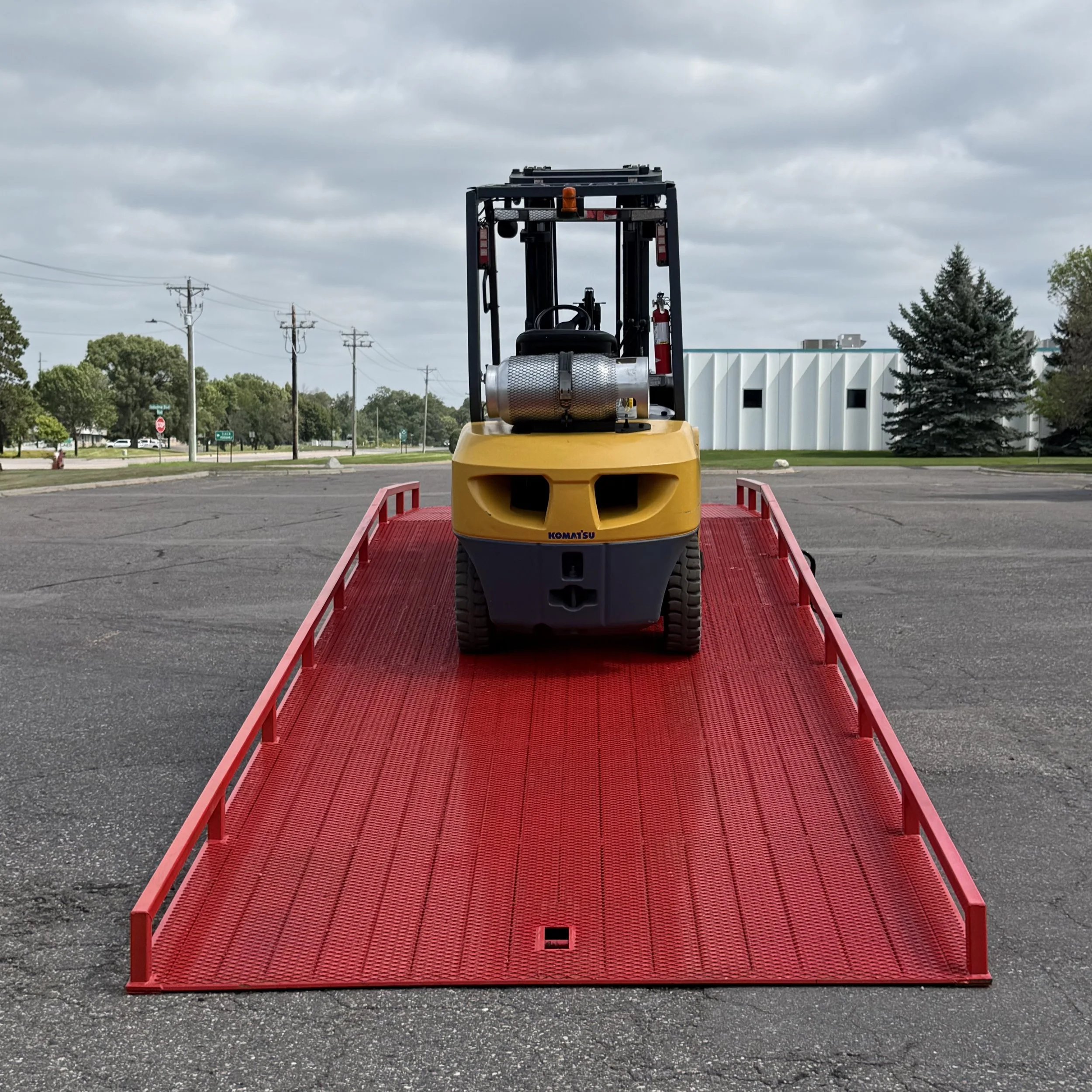 GT27 portable dock ramp for loading trucks without a loading dock