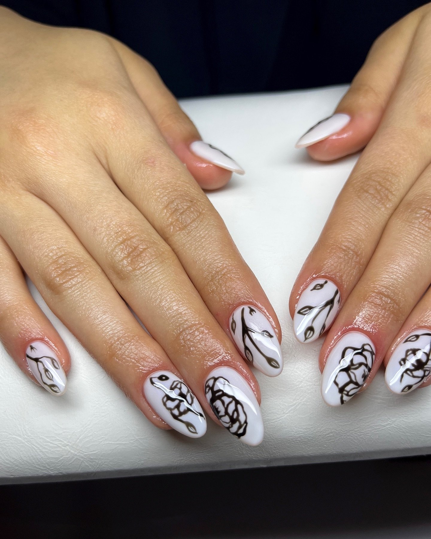 hand drawn abstract flowers🖤
&bull;
&bull;
&bull;
&bull;
&bull;
&bull;
&bull;
&bull;
&bull;
&bull;
#nails #nailsofinstagram #nail #nailinspo #nailinspo #naildesign #naildesigns #nails💅 #nailaddict #naillove #nailtechmeme #nails2inspire #nailartist 