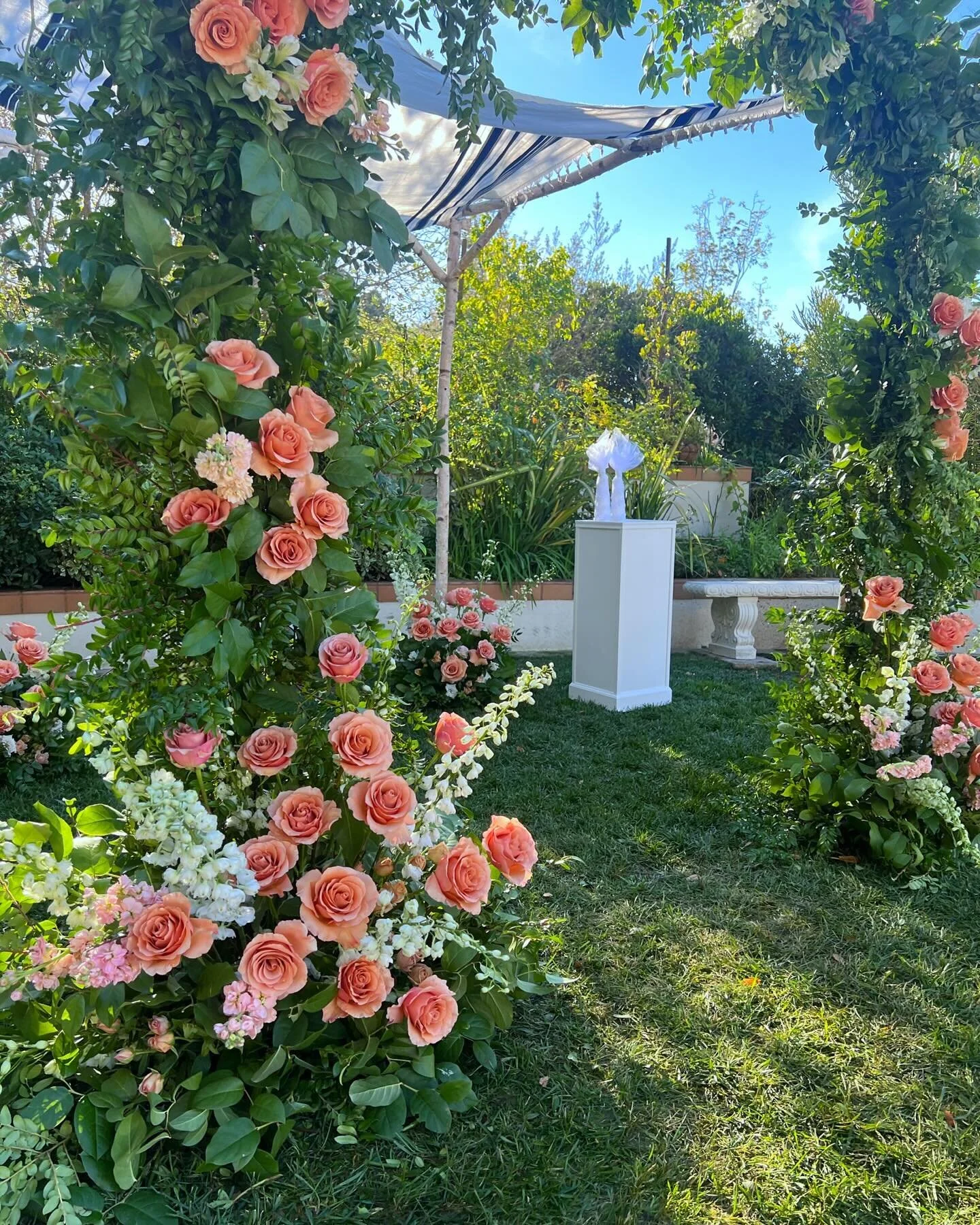 sneak peek of the arbor out of my dreams! @aylitulberg  was such an amazing bride to work with and make her floral vision come to life! 🤍🌿