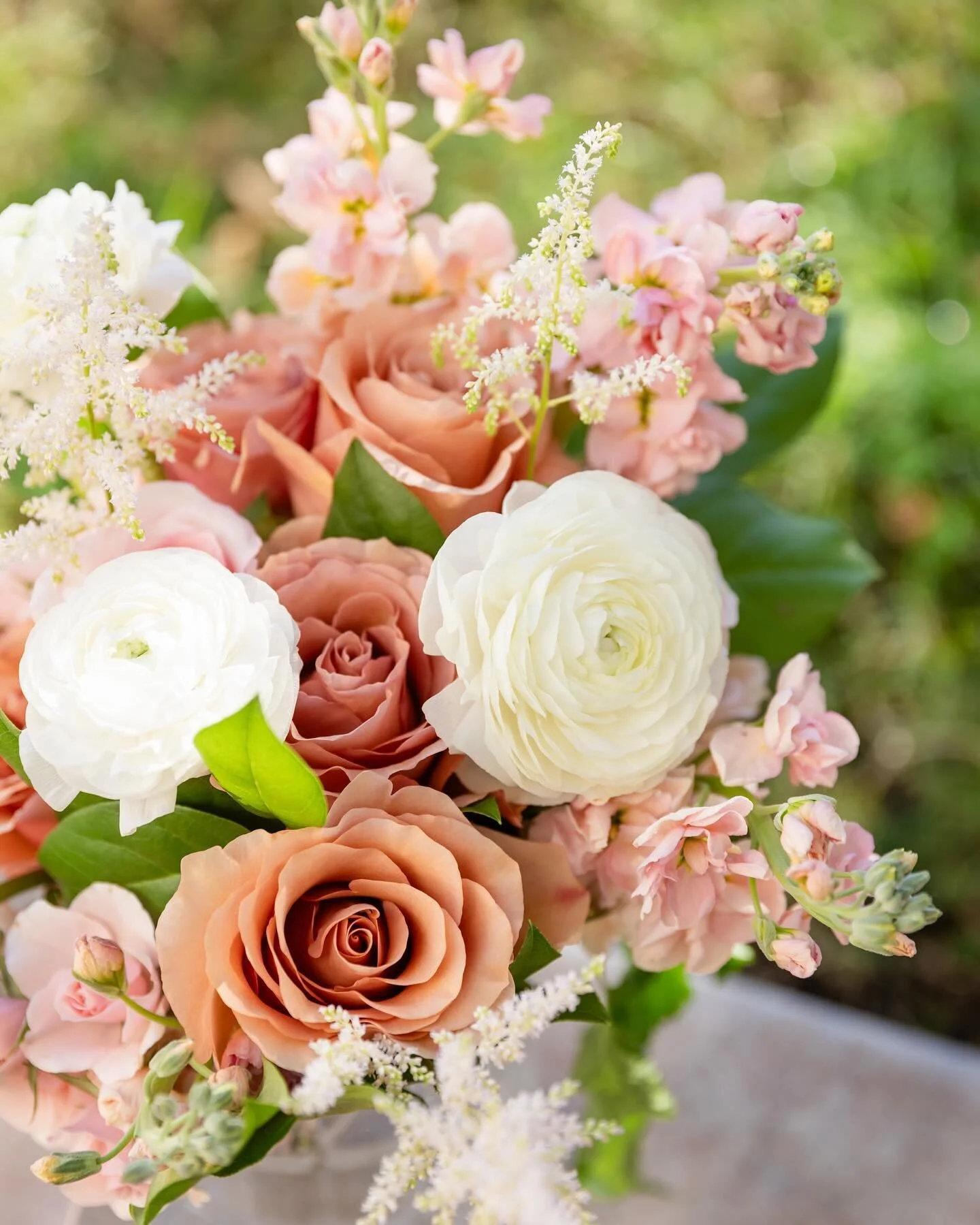 so many sneak peaks from last weekend! But these @rosaprimaroses Moab roses I used were the STAR ⭐️ of the show. I am obsessed!! Thank you for the beautiful photography @epiceventsstudios 
#sandiegoflorist #florist #sandiegowedding #sandiegoweddingfl