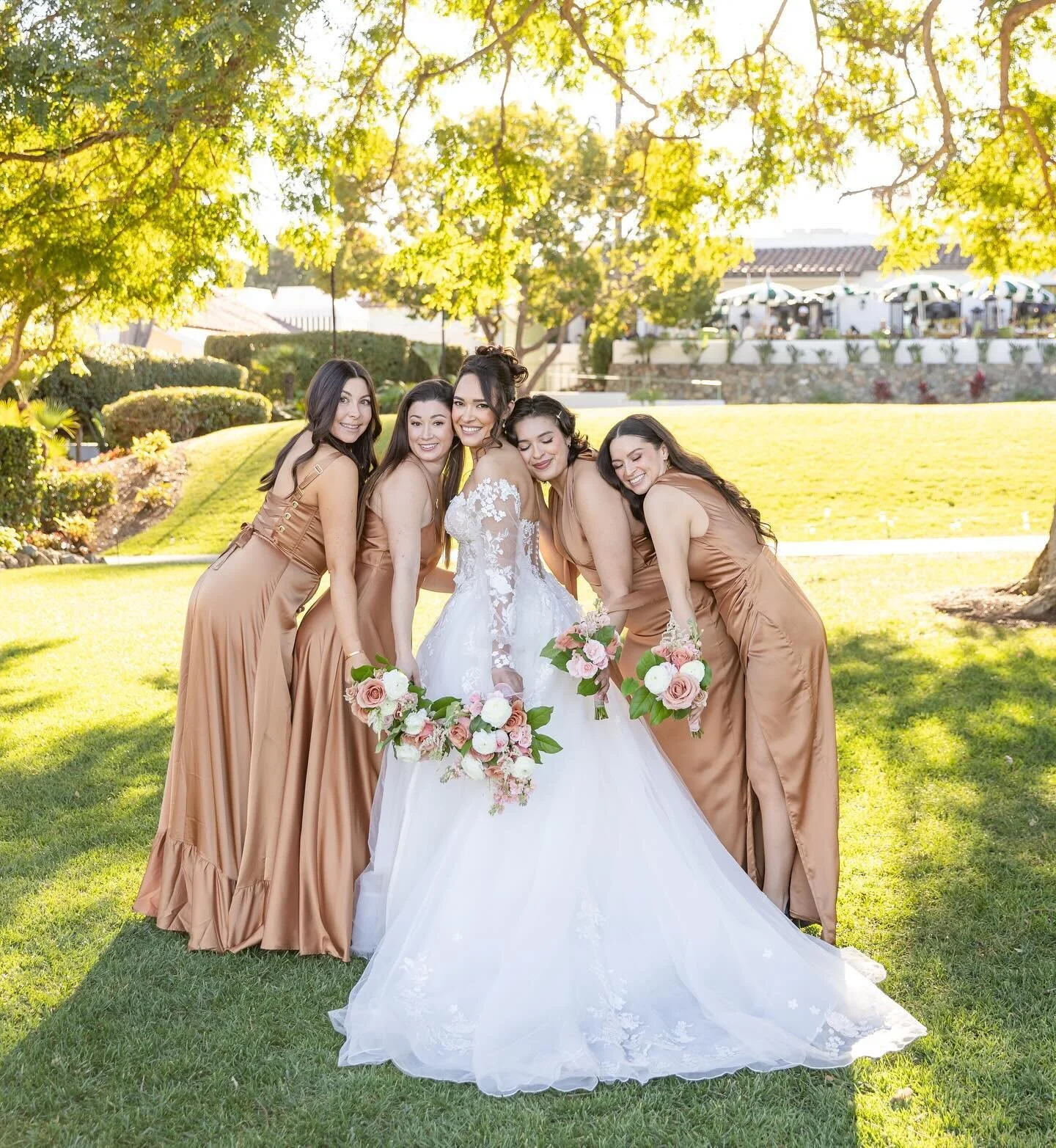 a beautiful bride and her beautiful bridesmaids 🌸🤍
📸: @epiceventsstudios