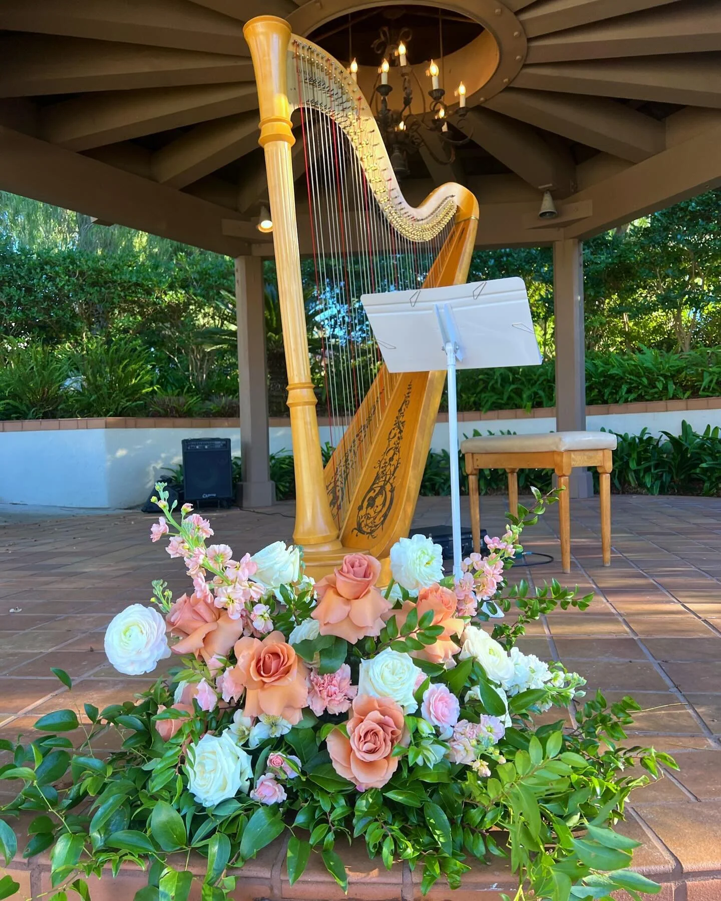elegance at it&rsquo;s finest&hellip; couldn&rsquo;t stop swooning over the harpist and our flowers adorned so beautifully below 🎼

#sandiegoflorist #sandiegoweddingvenue #florist #weddingflorist #sandiegoweddingflorist