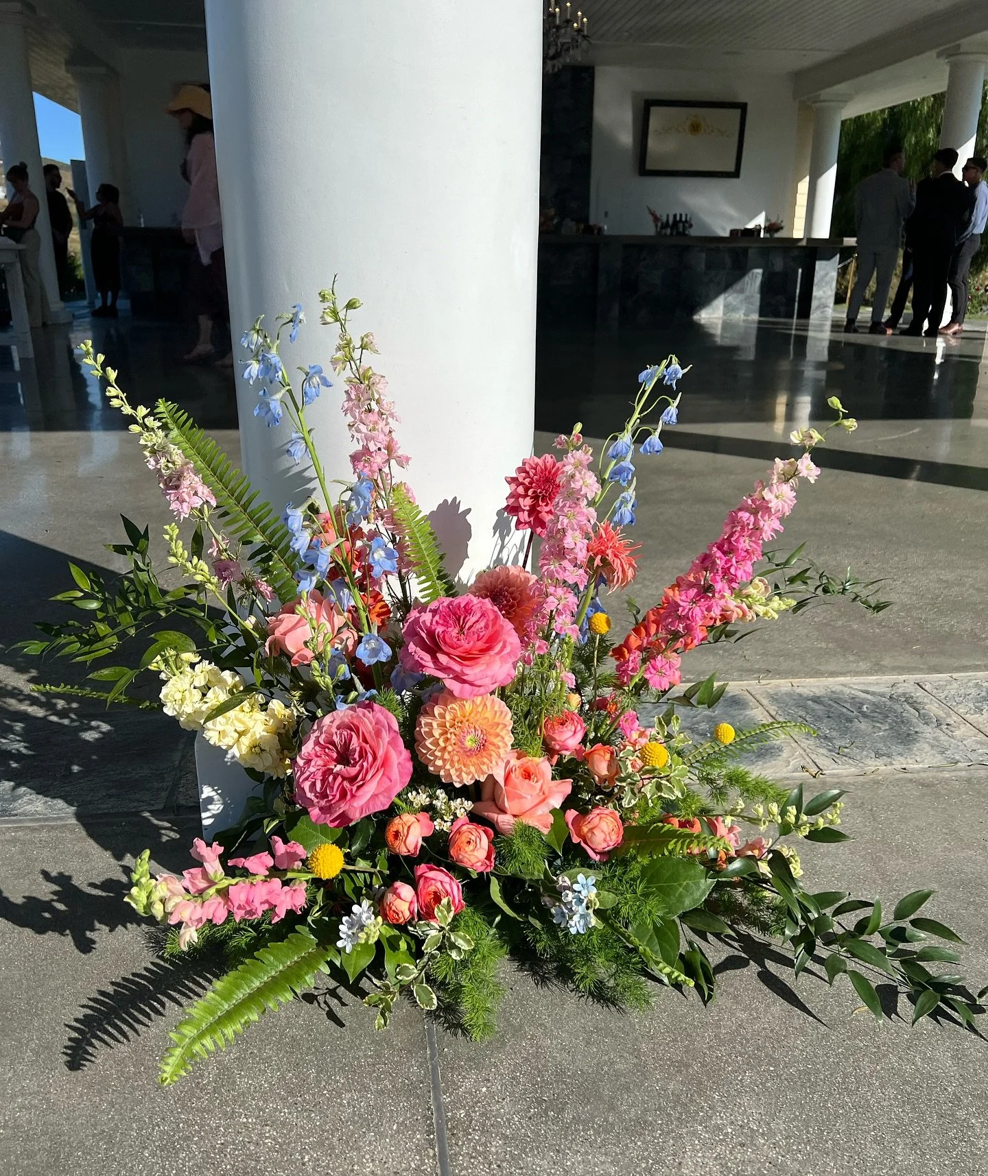 AISLE MEADOWS✨🌸 ground arrangement, meadows, whatever you want to call them!! They are my favorite to do and use as a florist! They are so versatile:
&bull;the make a BIG statement!
&bull;can be moved from ceremony to reception!
&bull;most cost effe