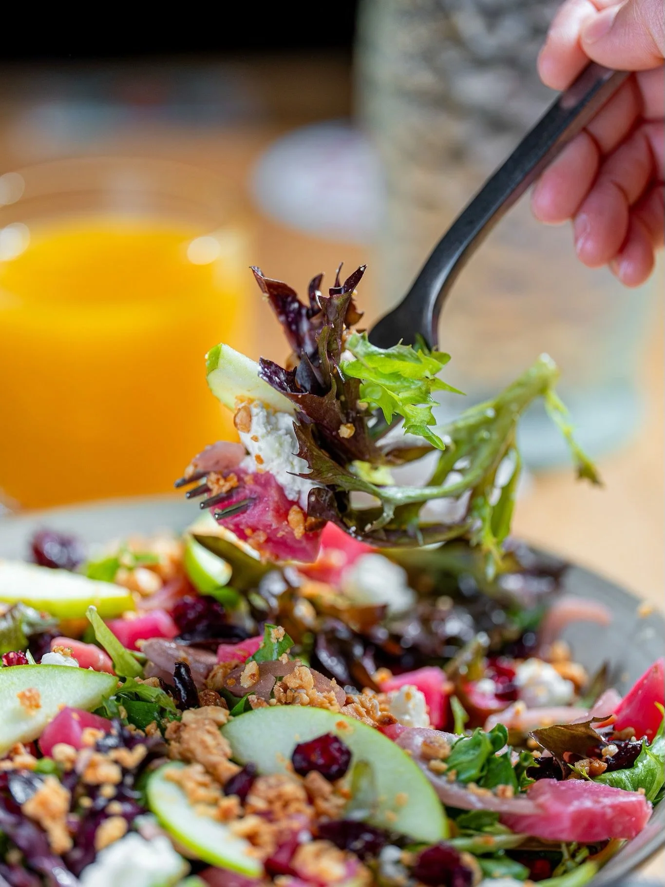 The AC is blasting and we have fresh salads and cold drinks 🥗🍹

Beet &amp; Goat Cheese Salad: Candy Striped Beets, Green Apples, Cranberries, Almonds, Shallots, Spring Mix, Citrus Vinaigrette

#summertimebites #salads #acorncafe #cooldown #healdsbu