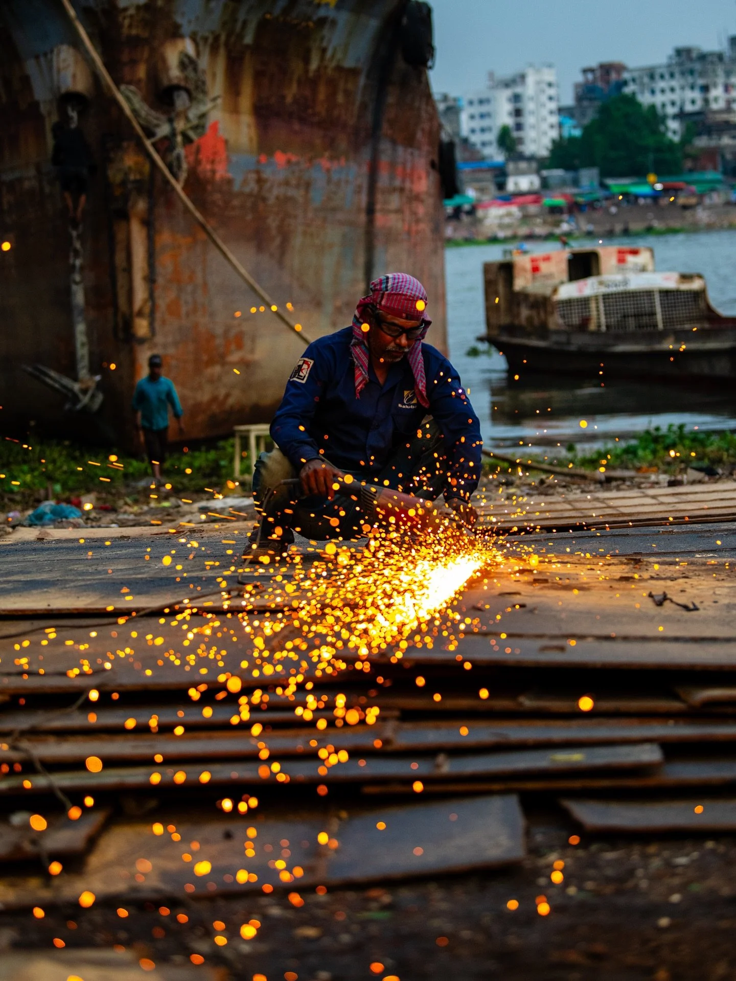 Among the sparks and steel at Dhaka&rsquo;s dockyards &mdash; a world of hard labour, rhythm, and raw beauty.

#dhaka #dhakagram #bangladesh #bangladesh_is_beautiful #abhishekhajela #imagesbyabhishek #leranphotography #travelphotography #uniquephotoa