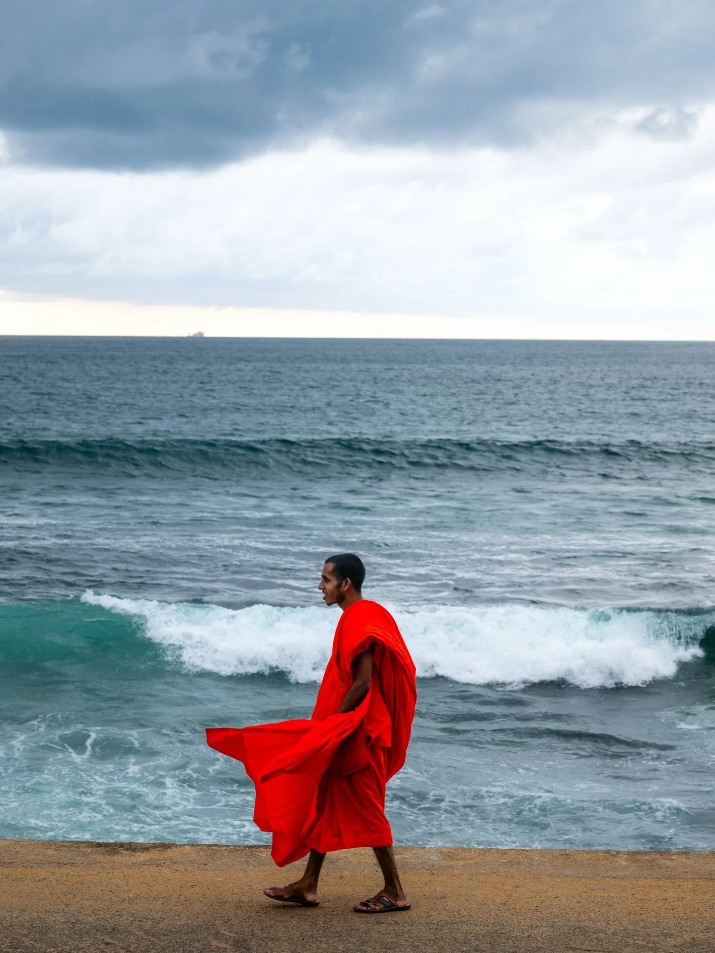 Robes in the wind, minds at rest.

#srilanka #srilankadiaries #monks #uniquephotoadventures #imagesbyabhishek