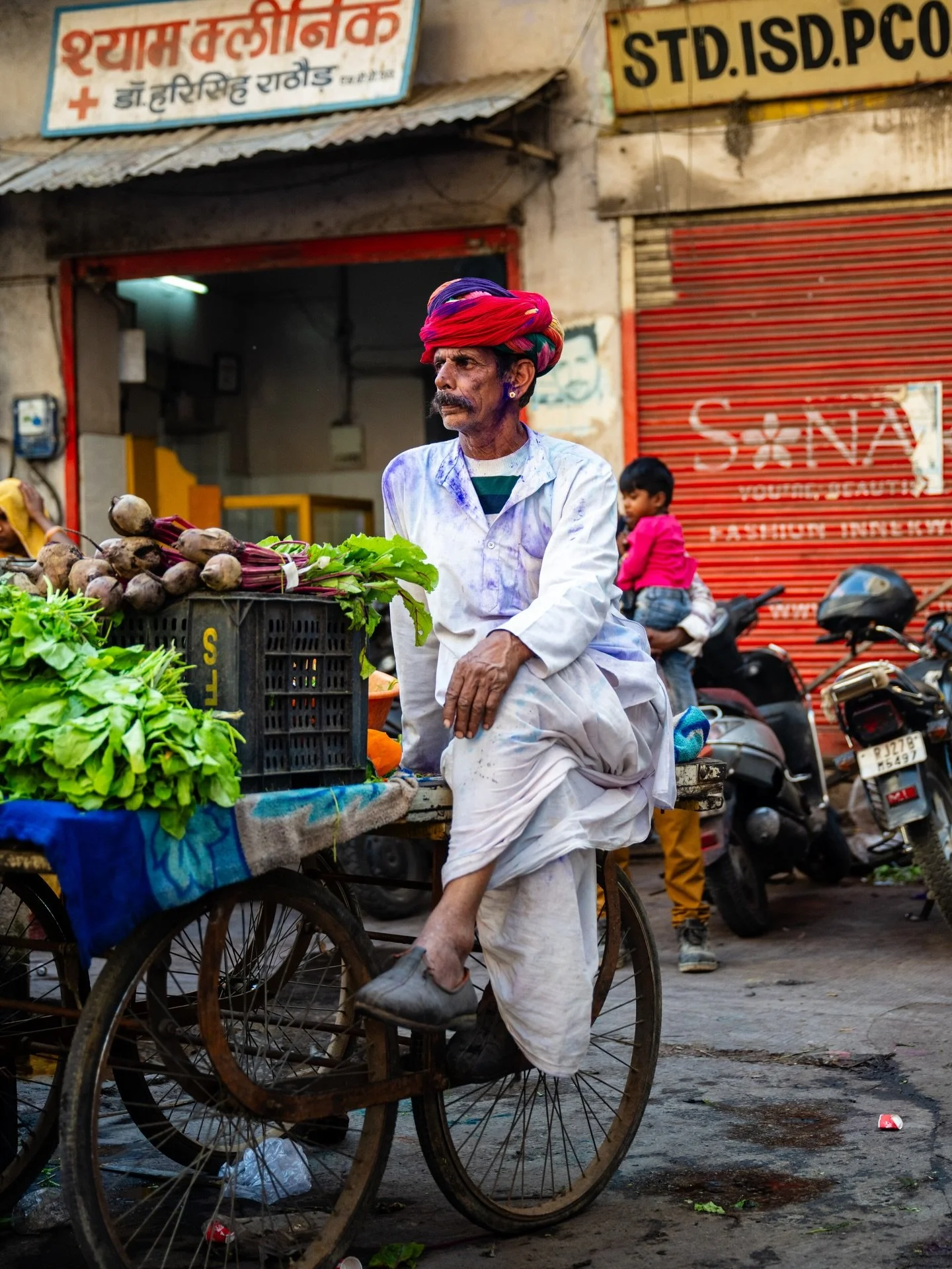 India Photo Tour with @bobholmesphoto @lumaria_photo_workshops @andreajohnsonphotography 

Udaipur is a city where history isn&rsquo;t just preserved in palaces and temples &mdash; it lives in the streets, in the colours, and in the rhythm of everyda