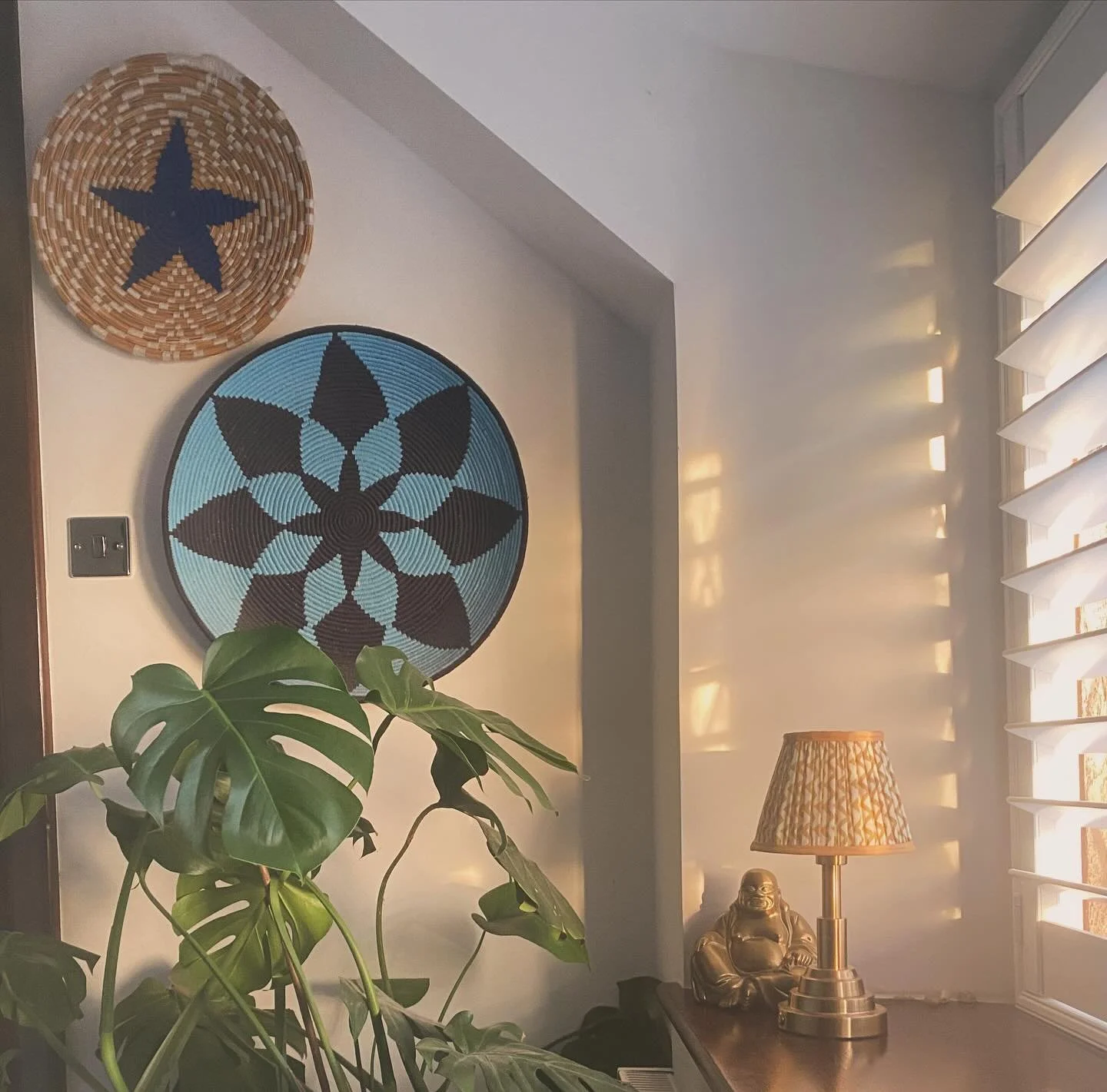 There&rsquo;s something magical about the fading autumn light 🍂 I had to break away from pairing socks on the landing to take a minute to appreciate it 😌
.
What do you love about Autumn? 
.
#autumnlight #changingseasons #colourmyhome #londoninterio