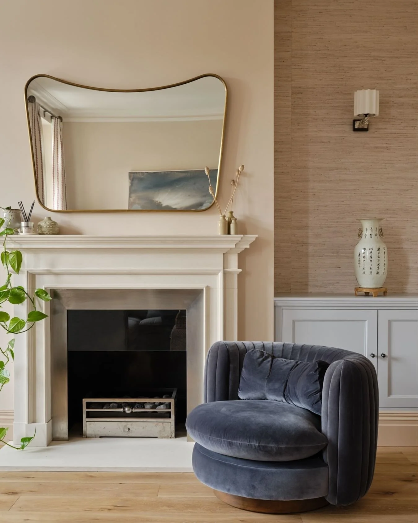 A clean slate for the new week 🤙🏻
.
Soft pastels, textured walls, show piece furnishings and accessories. No fuss. Less is more ✊🏼 A little breather before full on crazy begins&hellip;. 🎄
.
📸 @snookphotograph 
Design Jen Morton Interiors in coll