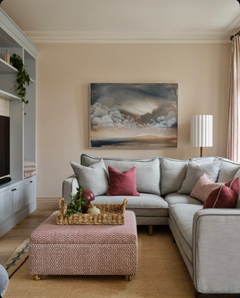 A last little glimpse at our completed lounge project before we show you the rest of the house 👀 🤗
This room was begging for some colour and comfort - and I think we delivered ✊🏼keep swiping for the before and hopefully you agree?? 🤔
.
📸 @snookp