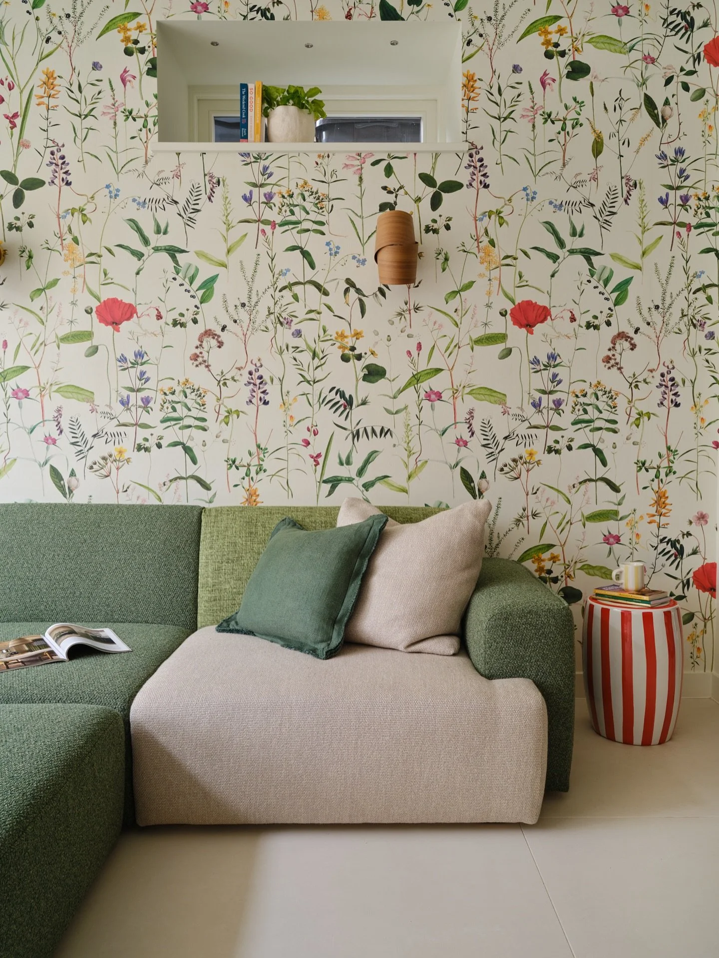 Filling an empty white space has never been so fun ❤️🤍💚
A large modular sofa, ready to collapse onto this Christmas, a little tipple on the stool for refreshment, and a floral backdrop to keep the mood bright, light, and full of joy 🌸🌿

#kitchens