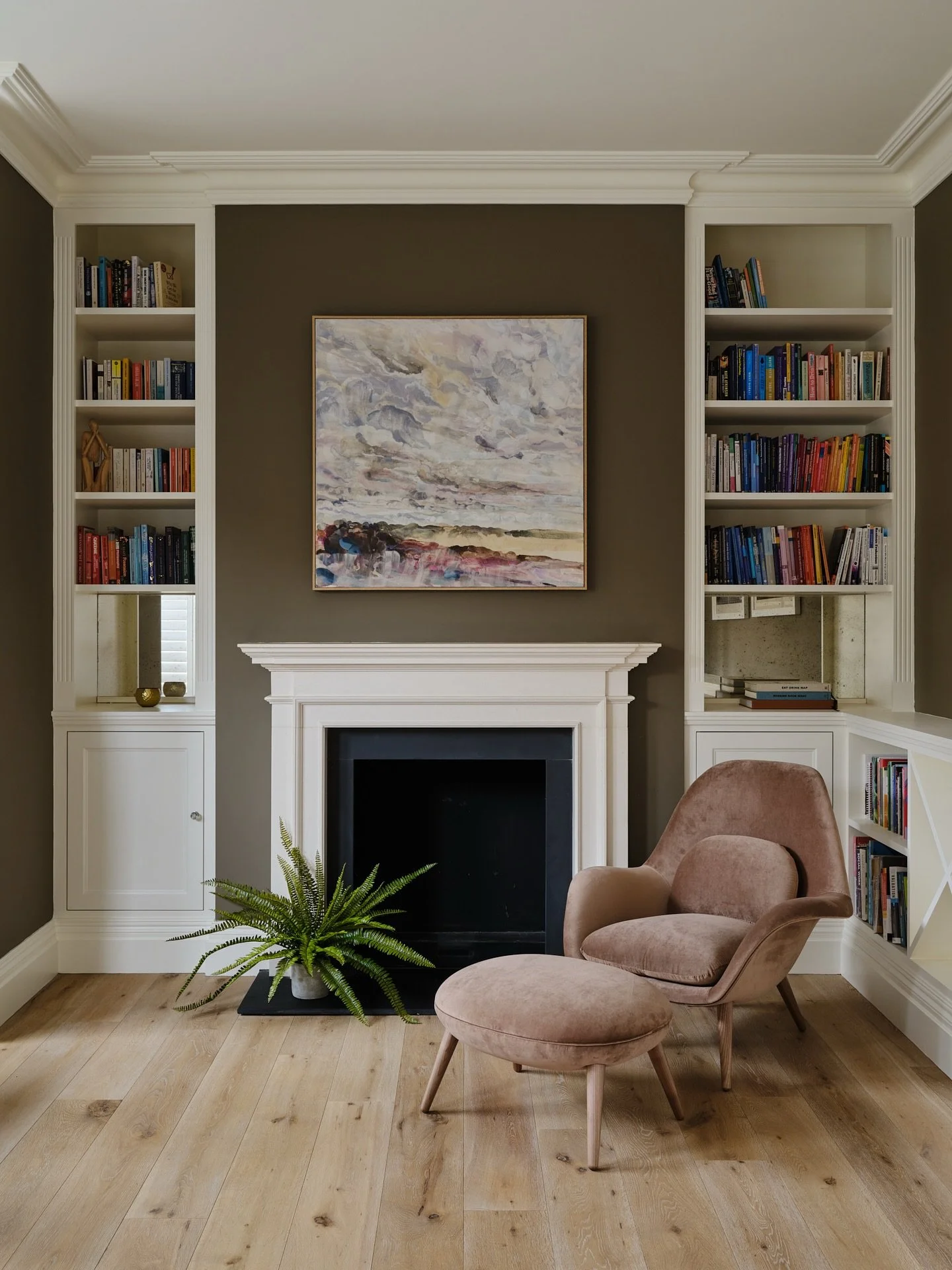 Here&rsquo;s another angle of this chic home office. 💼☕️
If you&rsquo;re planning to read more this year, this gorgeous chair, surrounded by beautiful art from @the.art.buyer 🖼️ and paired with a trending chocolate paint colour by @benjaminmooreuk 