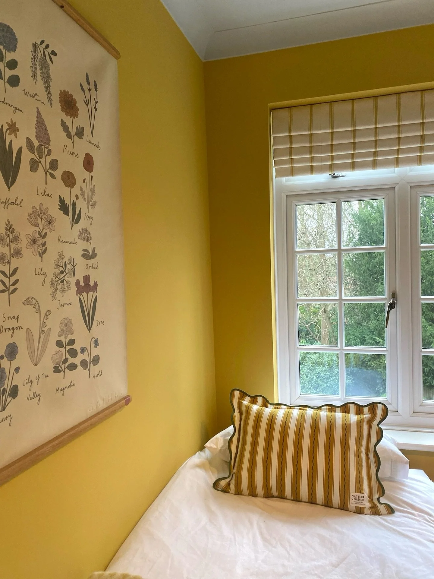 Adding a little sunshine indoors while we wait for the sunny spring days. ☀️ 

#yellowbedroom #yellowpaint #yellowartwork #bedroomideas