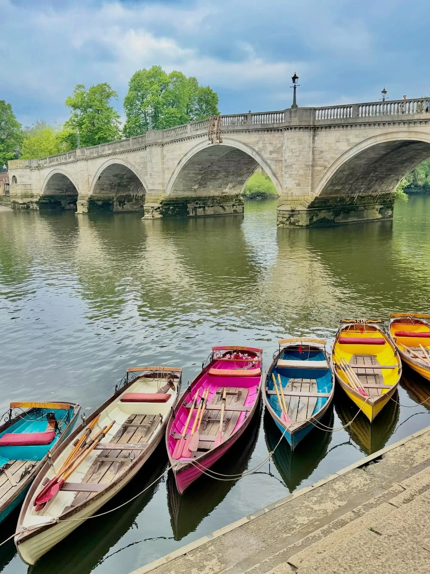 London - early May bank holiday - never under estimate colour inspiration in your locality 🎨 💭 
.
This image is the perfect recipe of how to pull a palette together; an easy on the eye back ground, with a couple of punchy colourful additions to add