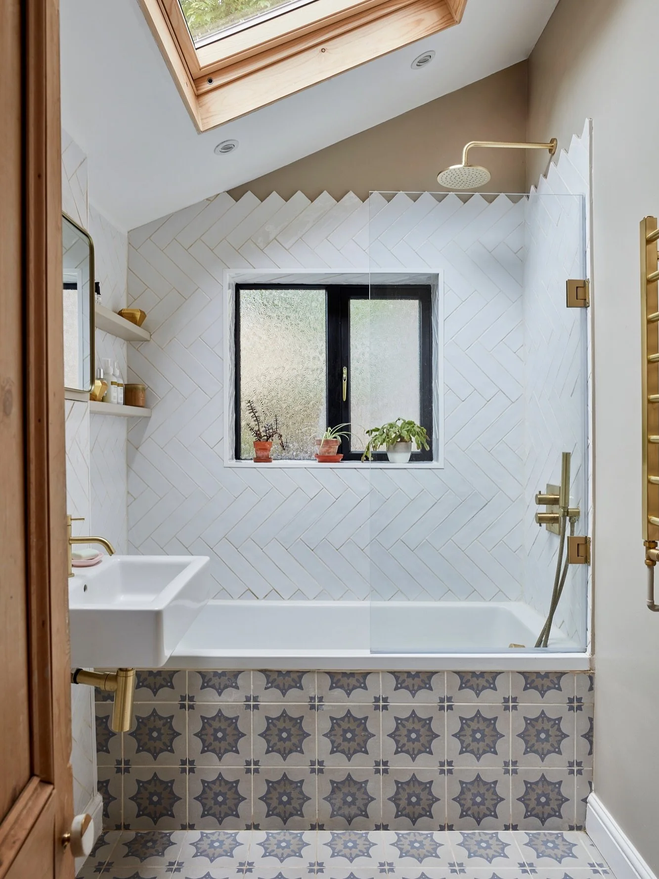 A revamp that feels lighter, fresher and more spacious. A soft palette and gentle introduction of flowing pattern create a seamless feel.

At JMI, we look beyond individual rooms, finding ways to make spaces flow effortlessly from one to the next.

C