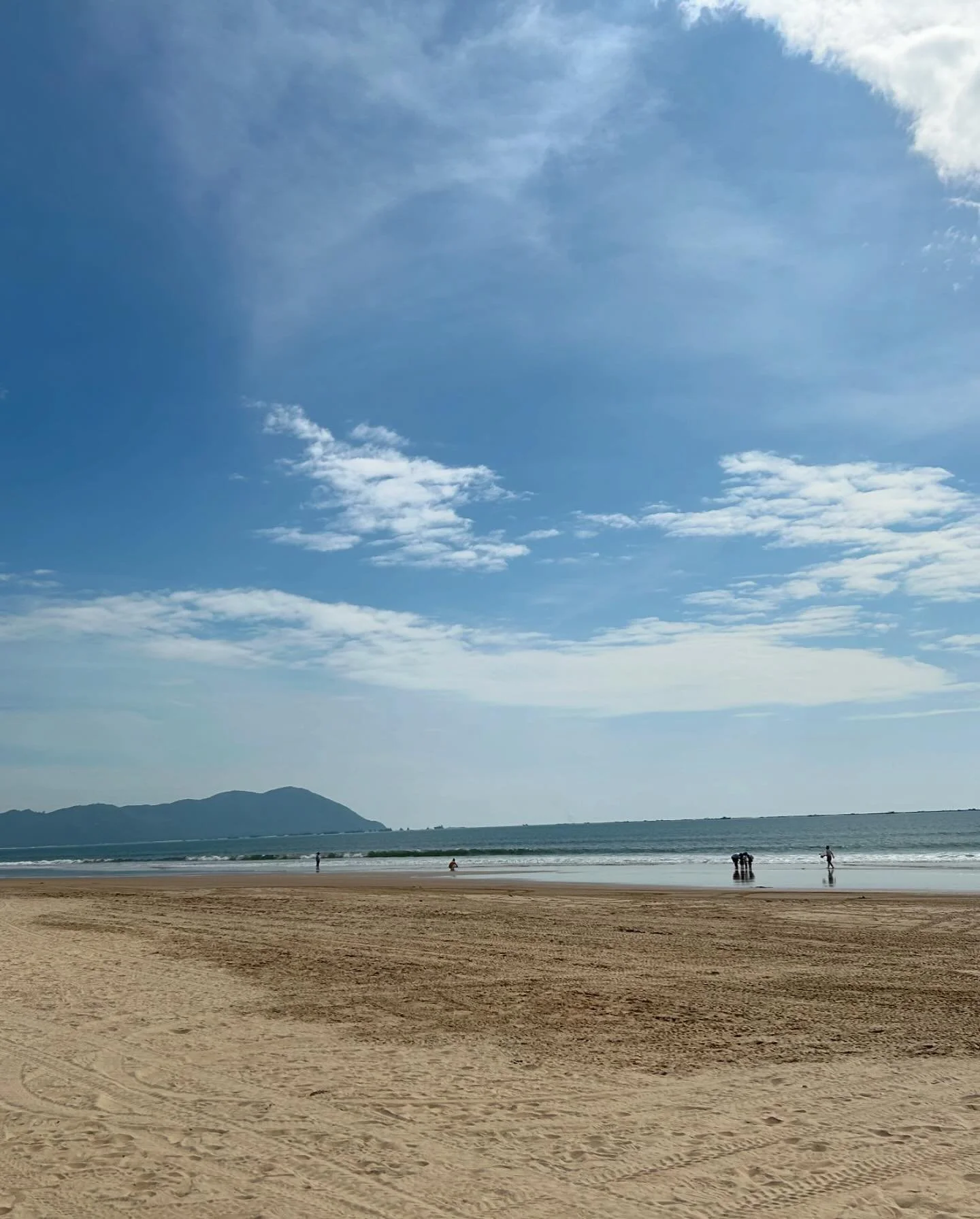 @priss972uk Prisca and Tuo, the best colleagues and kindest, endlessly funny and positive people to spend the day with x 2 beaches, some delicious food, big waves and beautiful early evening changes in light before another typhoon tomorrow takes its 