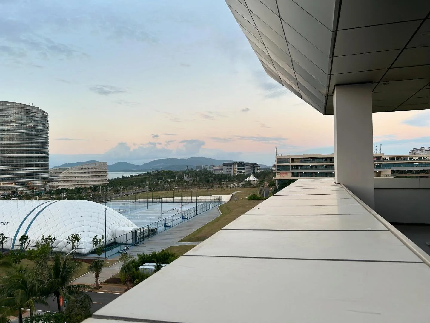 Week 4 has gone in a flash! @shelliemay_vintage you were right, I feel on top of the world x  This week&rsquo;s itinerary so far (and the weekend is still to come)..
early dusk views from our rooftop teaching office were delicious, accompanied by sof