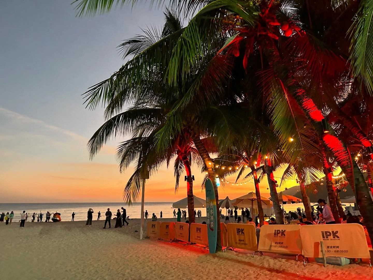 Late afternoon we took our minibus on to the Sanya Bay area, which is a bit like a Chinese Benidorm, opened up with lots of Russian tourists flooding to the area. Swimming was only allowed in a sort of &lsquo;sea pen&rsquo; with Baywatch style life g