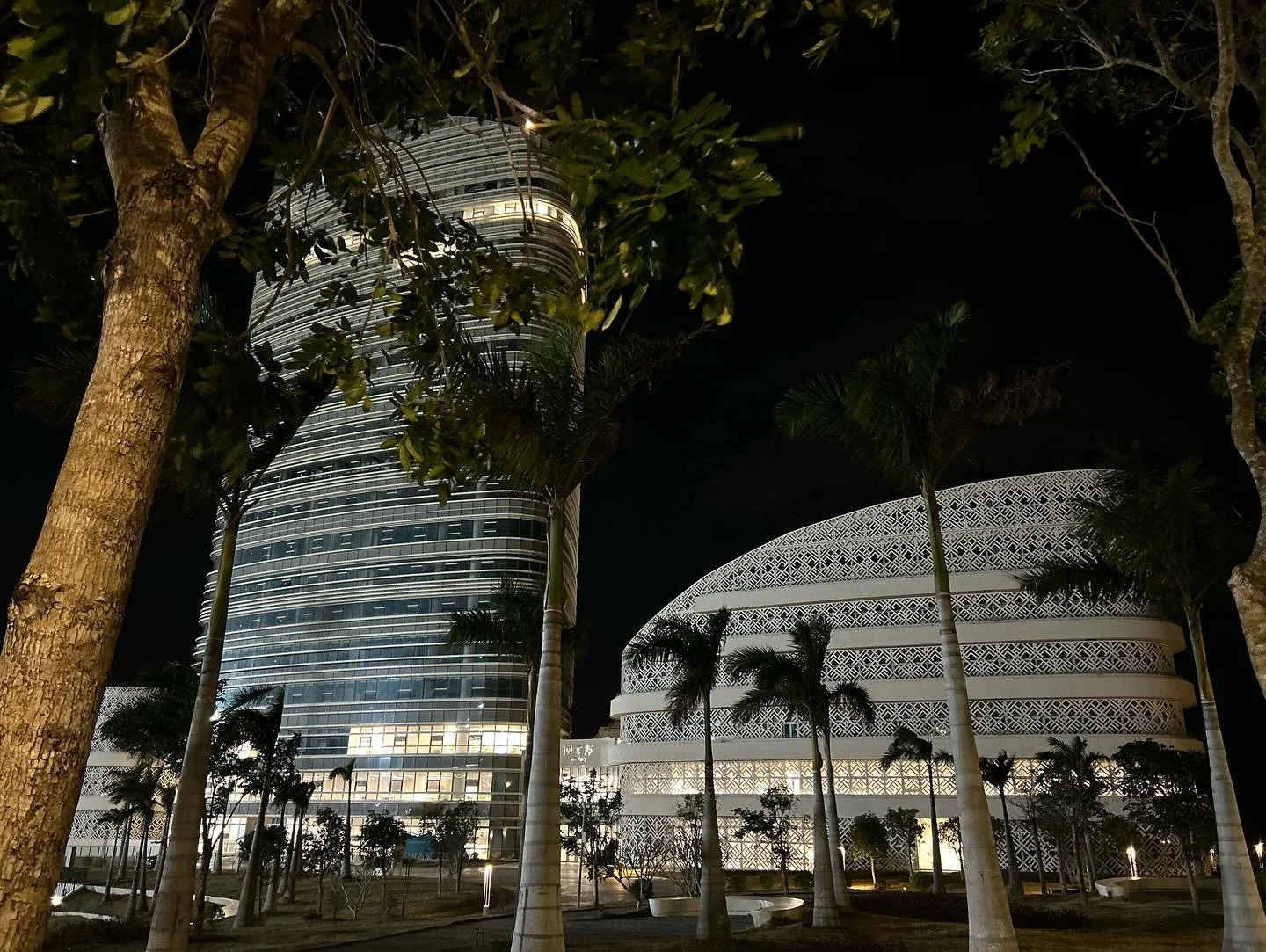 I felt a bit restless tonight so walked down to the library&hellip; past the endless building work ( here women work on the site as well as men doing the same physical labour)&hellip;and down to it&rsquo;s location close to the sea. Night time is unu