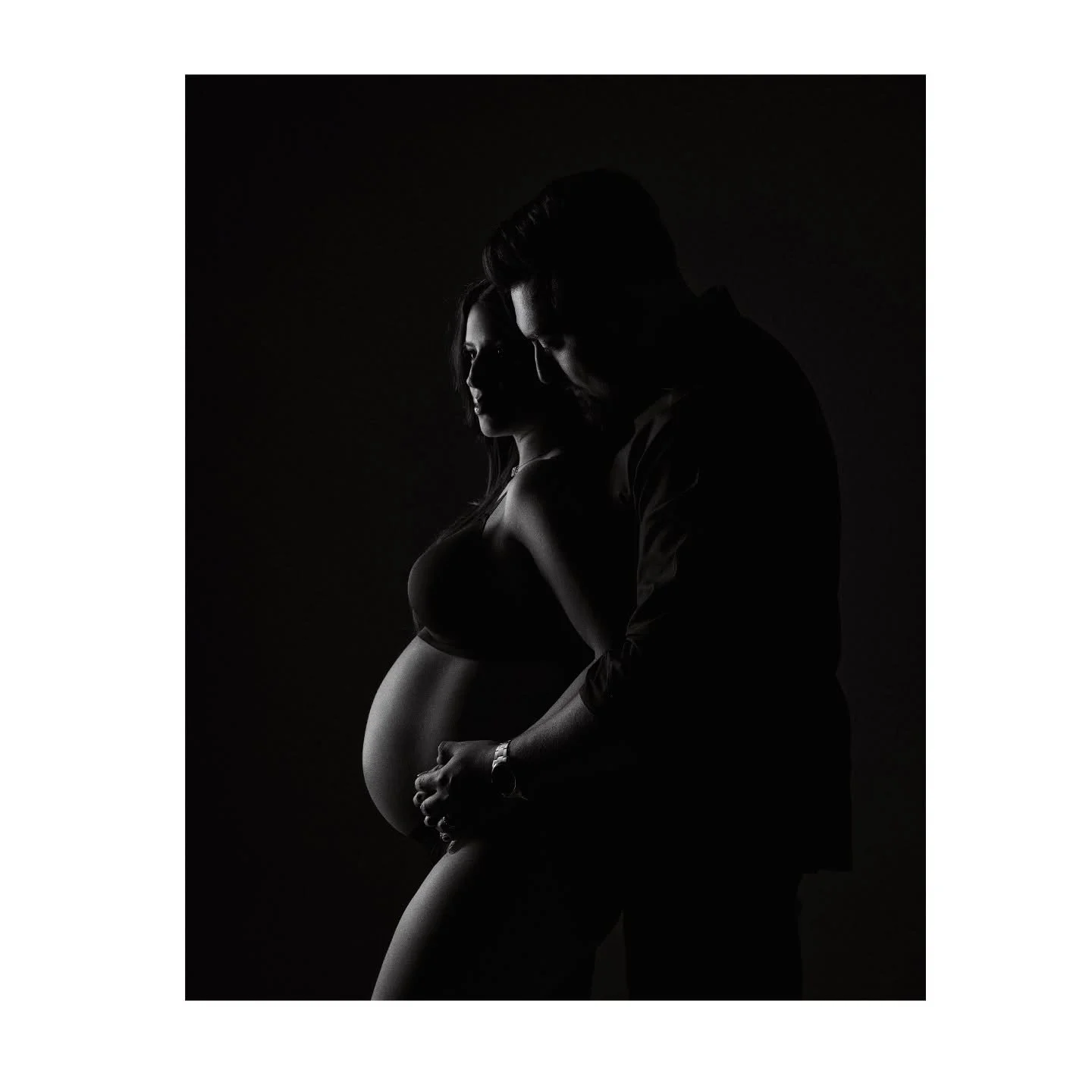 En esta sesi&oacute;n decidimos llevar el minimalismo a su forma m&aacute;s esencial: siluetas, sombras suaves y un uso deliberado de la oscuridad como lenguaje est&eacute;tico.

La luz fue trabajada con intenci&oacute;n escult&oacute;rica, respetand