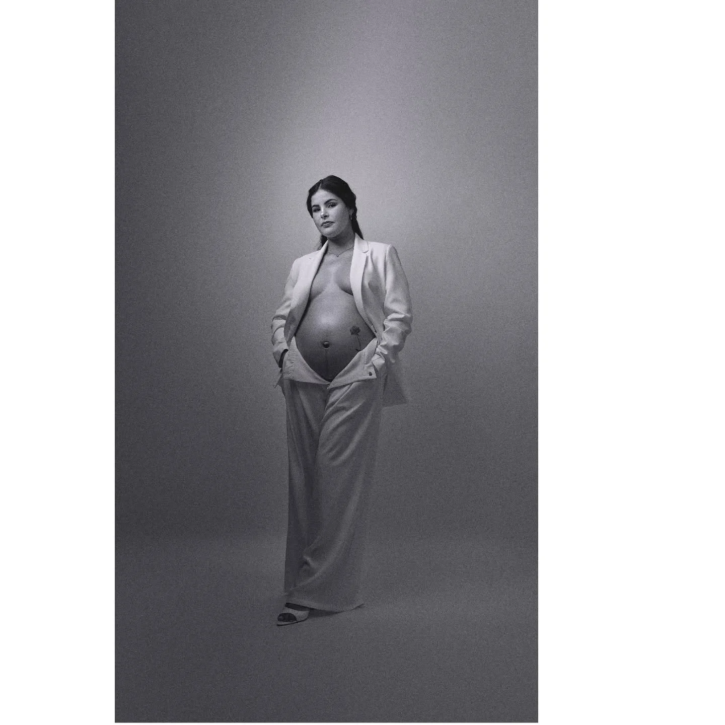 Esta sesi&oacute;n tuvo algo especial desde el inicio.
Optamos por una est&eacute;tica sobria, elegante y atemporal. Blanco y negro, luz controlada, una atm&oacute;sfera m&aacute;s teatral que permitiera resaltar la fuerza y presencia de mam&aacute;.