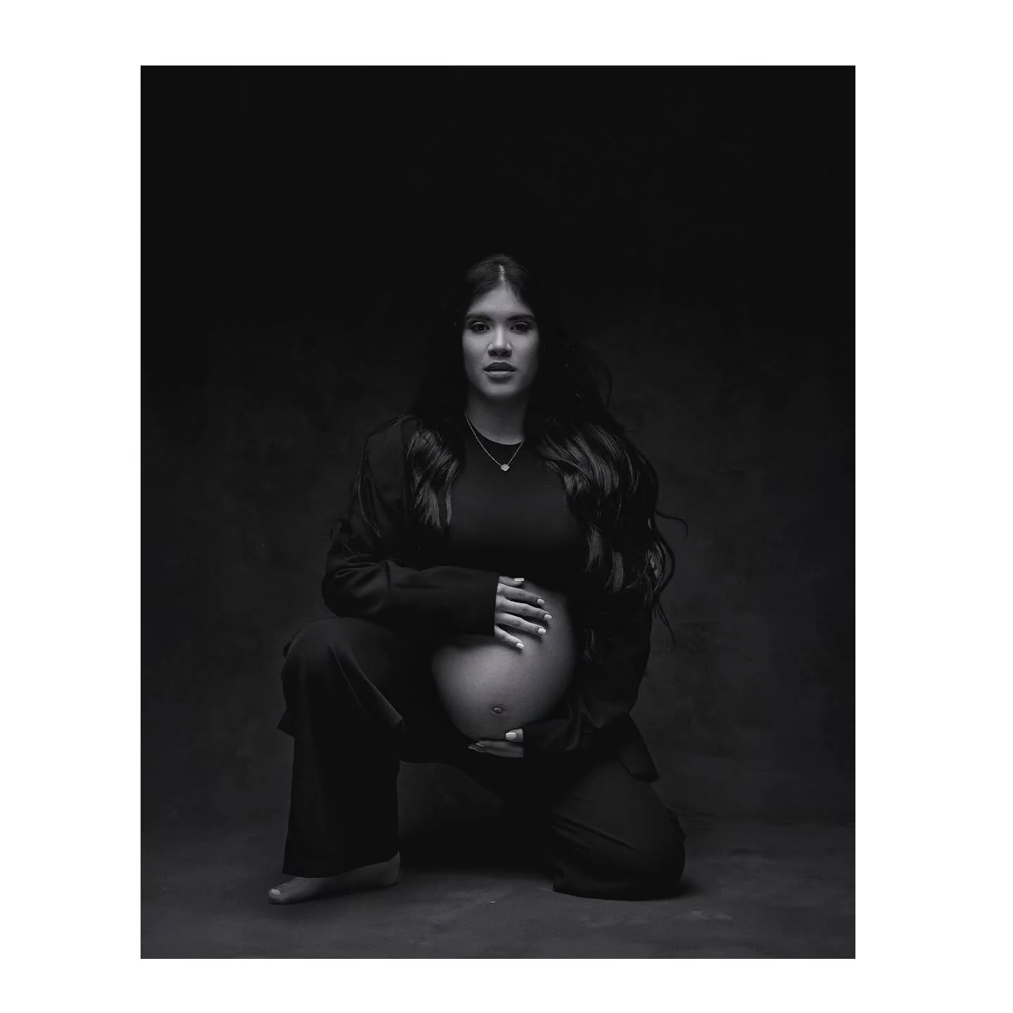 Esta sesi&oacute;n fue mucho m&aacute;s que una secuencia de retratos: fue un viaje emocional en el que cada gesto hablaba, cada mirada dec&iacute;a algo, cada silencio pesaba lo justo.

Vinieron juntos, con una energ&iacute;a hermosa. Disfrutaron ca