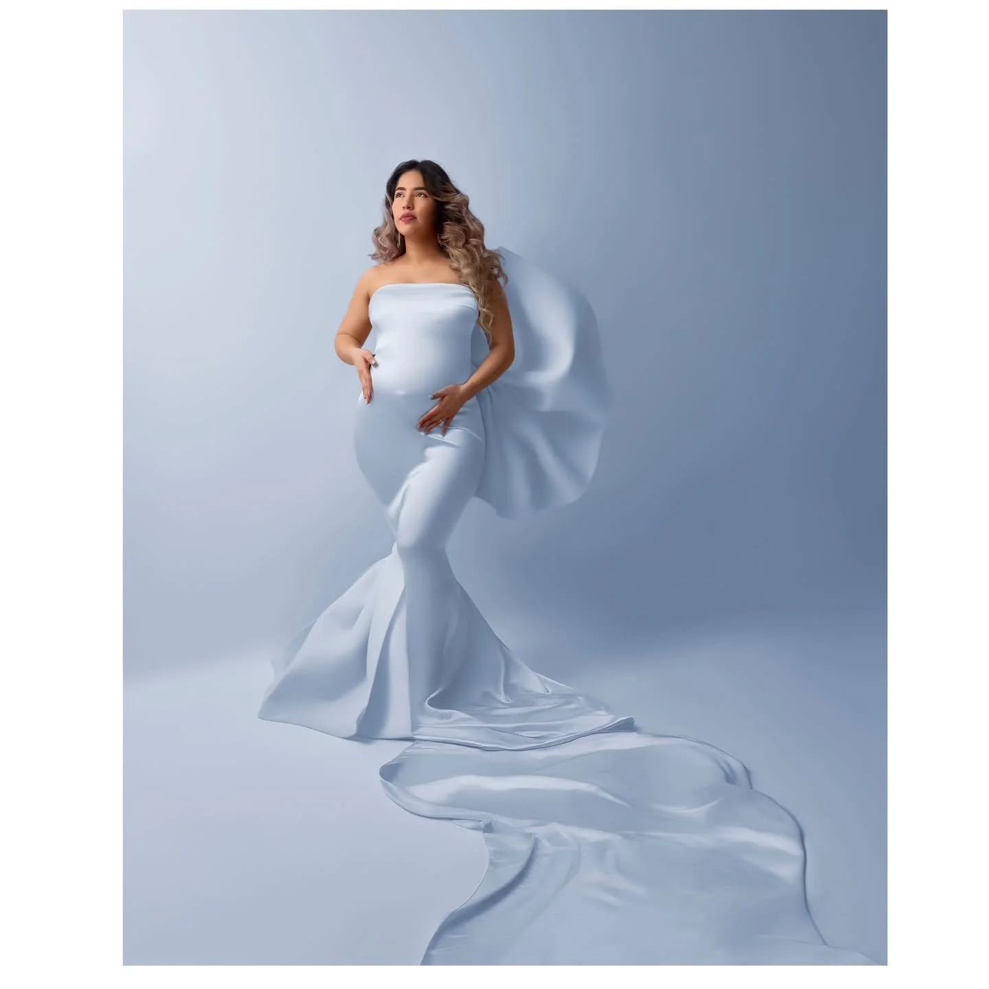 She posed calmly, enjoying every gesture, every pause. He was close by, accompanying her, supporting her, letting everything flow between shared glances and silences.

There was complicity, support, real presence.
Nothing forced. Nothing artificial.