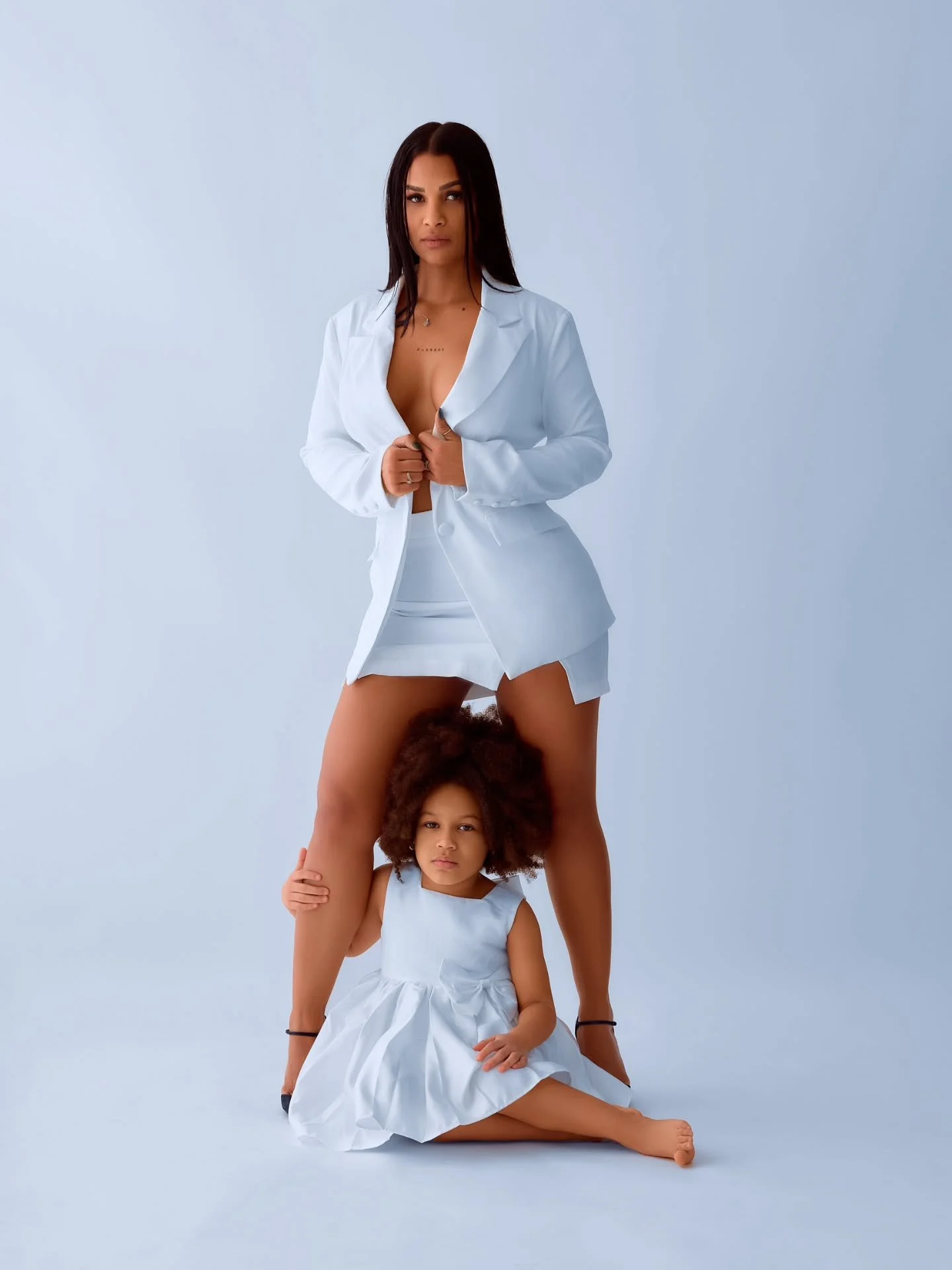 This family arrived at the studio with a wonderful energy. From the start, everything flowed naturally, without any effort. You could feel the trust between them, the way they looked at each other, cared for each other, and accompanied each other during 