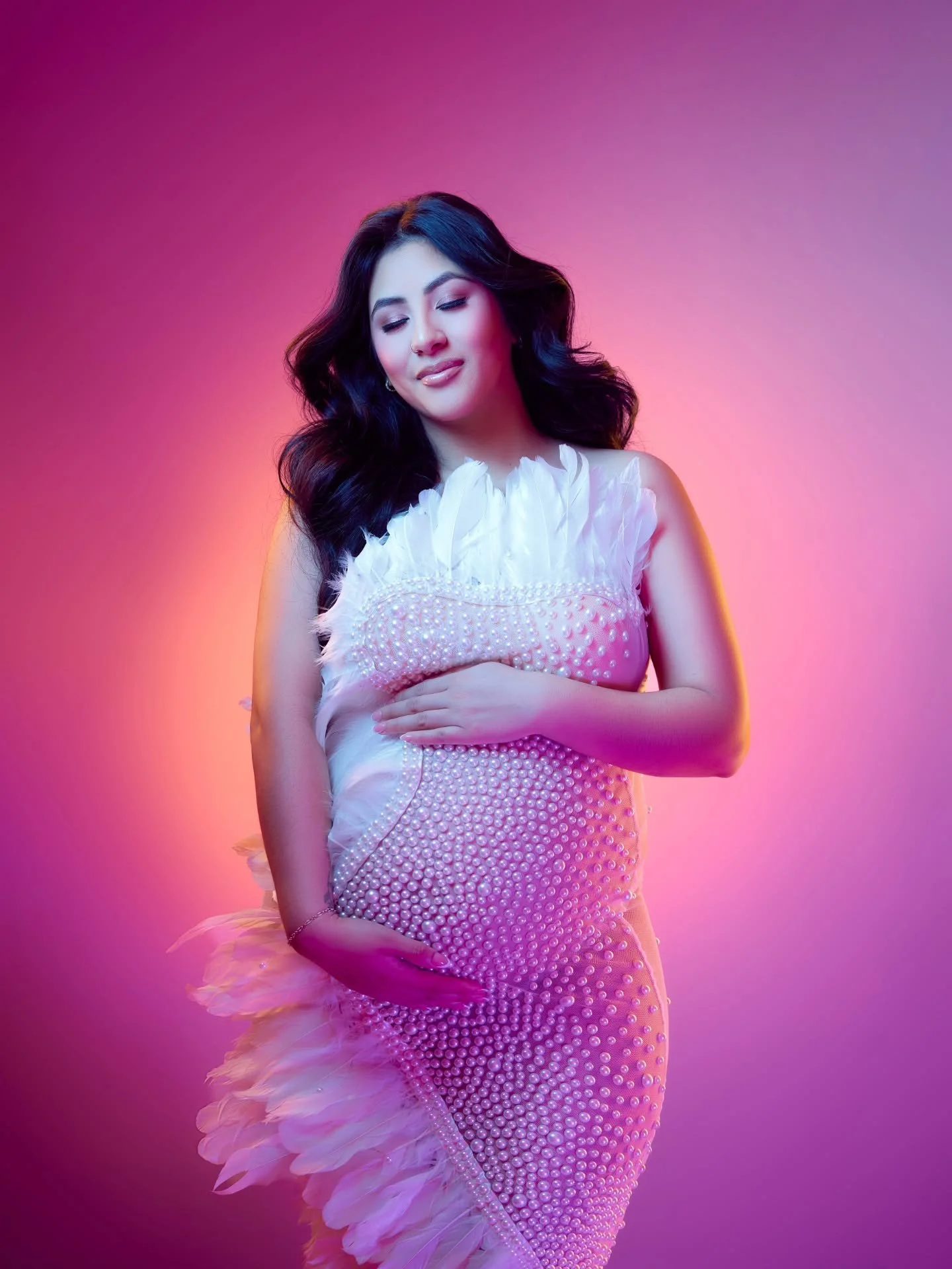 Hay mujeres que, cuando entran al estudio, ya traen luz propia.

En esta parte, el rosa fue protagonista. Un tono vibrante, delicado y a la vez poderoso, que abraz&oacute; su silueta y resalt&oacute; la fuerza de su maternidad. La textura, el volumen