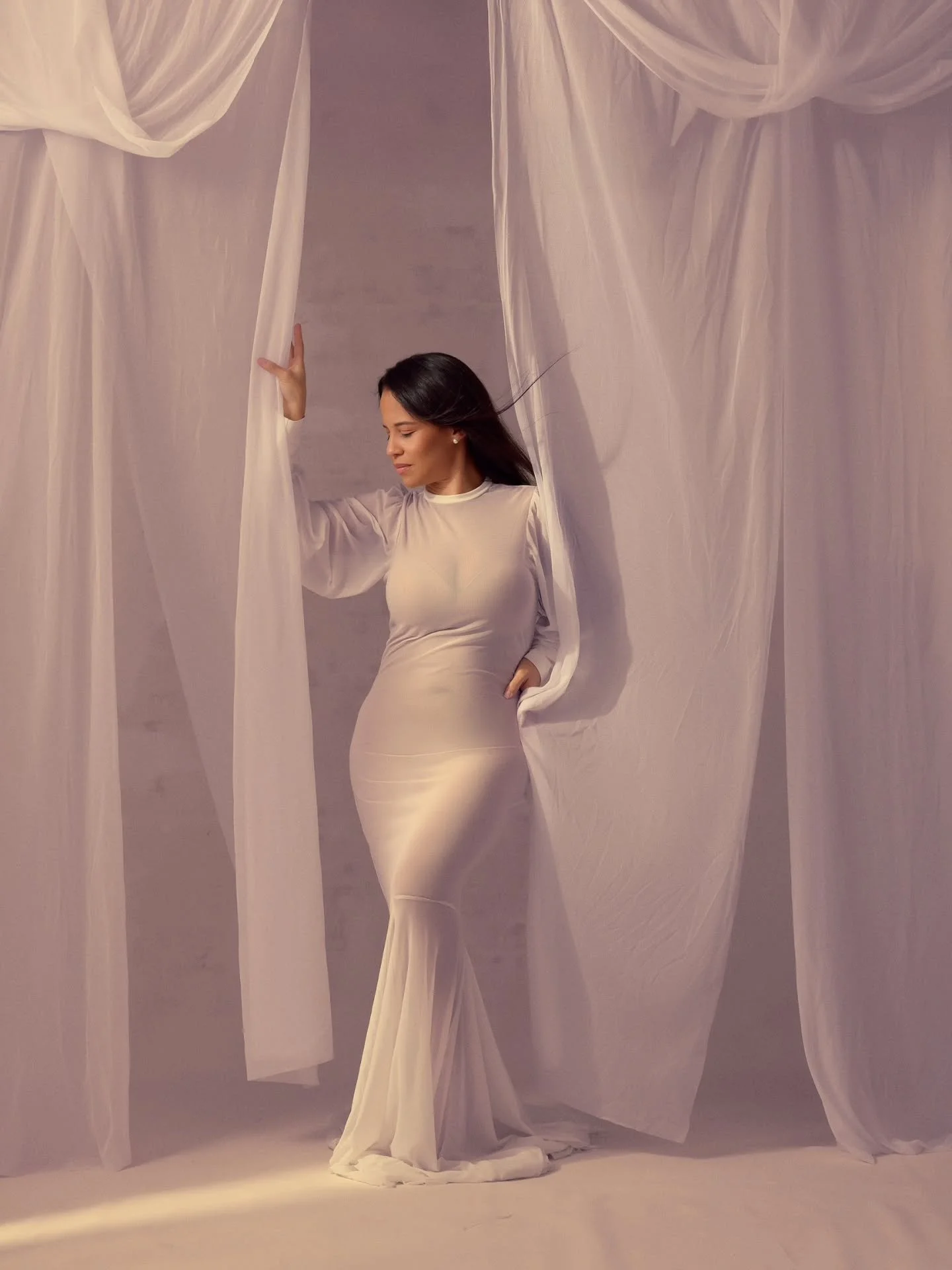 Hay momentos en el estudio que nacen sin prisa.
Momentos donde simplemente dejamos que las ideas respiren.

Entre telas suaves, luz c&aacute;lida y silencio, comenzaron a aparecer estas im&aacute;genes. No busc&aacute;bamos una escena espec&iacute;fi