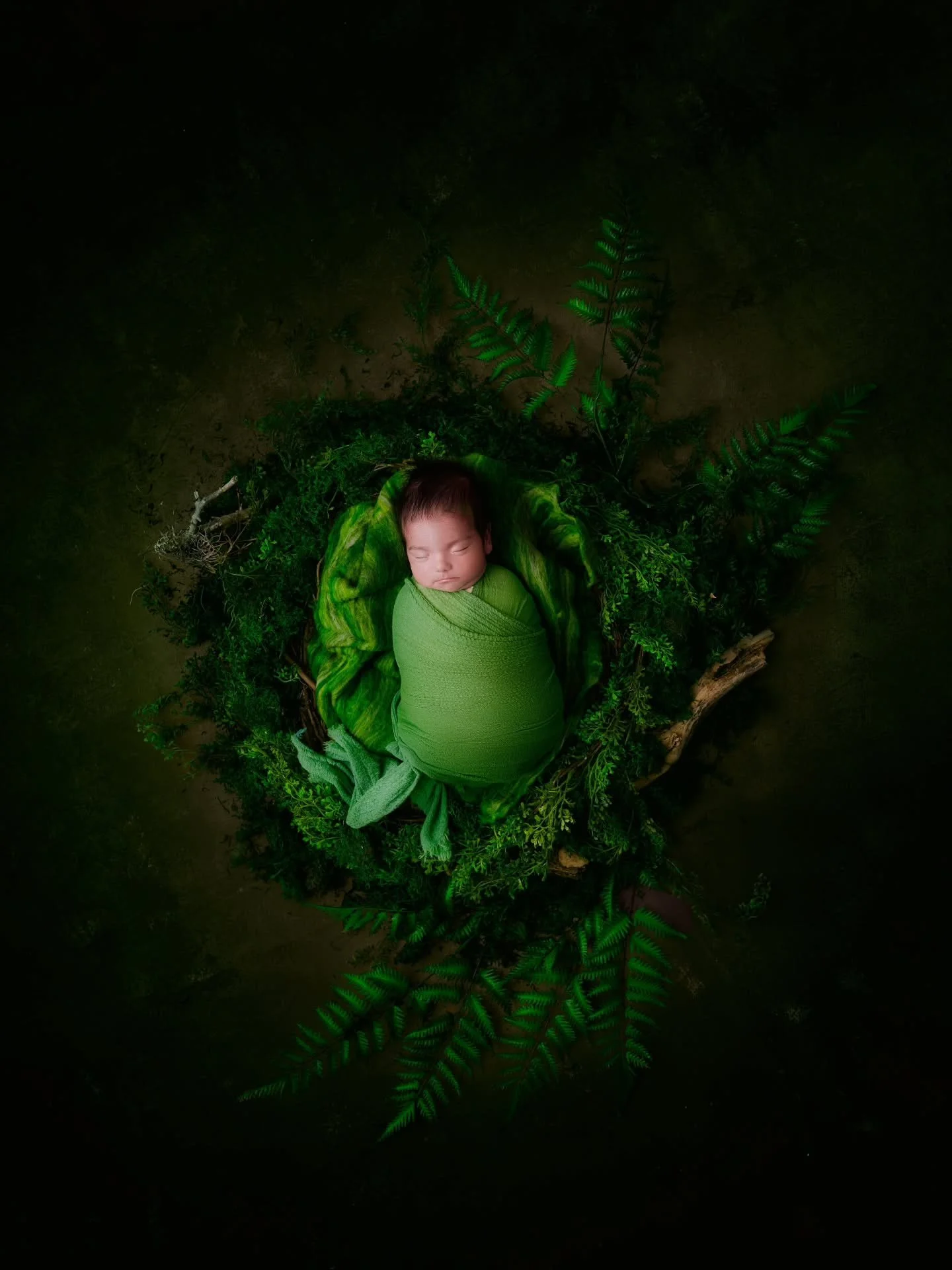 Hay imágenes que parecen soñadas, pero nacen de momentos reales. Esta fue una de esas sesiones que simplemente fluyen. El bebé llegó en calma, durmió plácidamente, y nos regaló la posibilidad de crear 