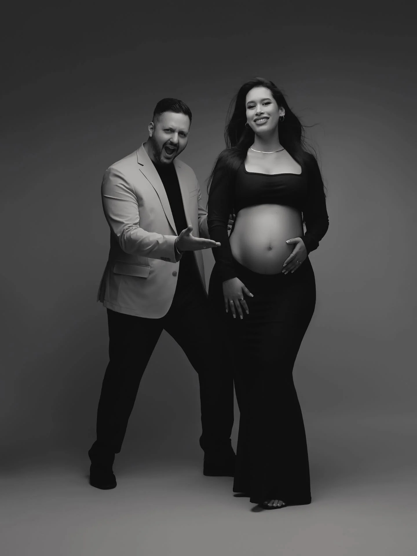 Esta foto fue bautizada desde ese mismo día como la legendaria, y la verdad es que el nombre le quedó perfecto.

Fue una sesión muy divertida, de esas que se disfrutan de principio a fin. Esta linda pareja llegó al estudio