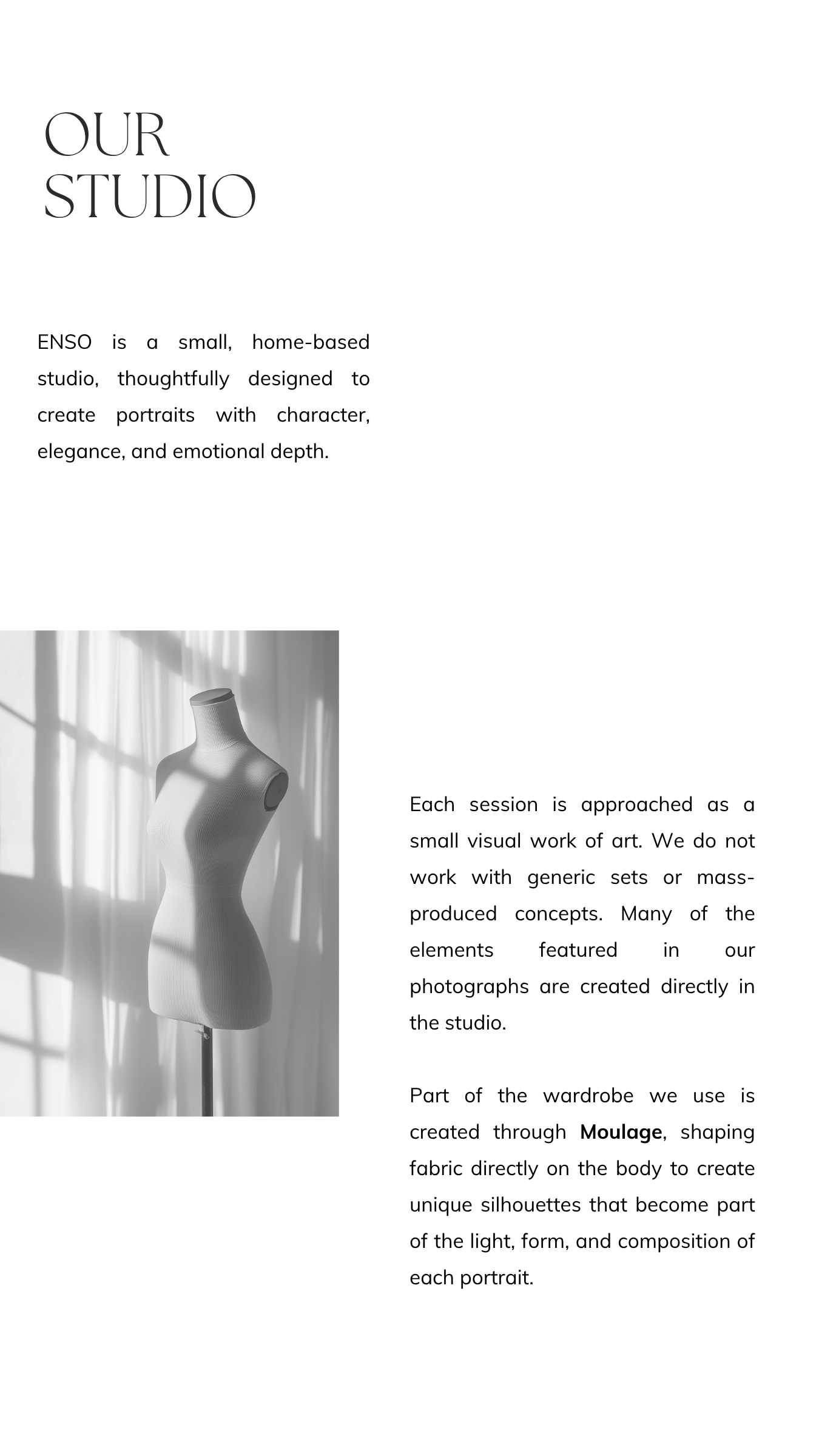 Maniquí de mujer sin brazos en un entorno con luz natural, sombra de ventanas y cortinas. Creación de moda y diseño.