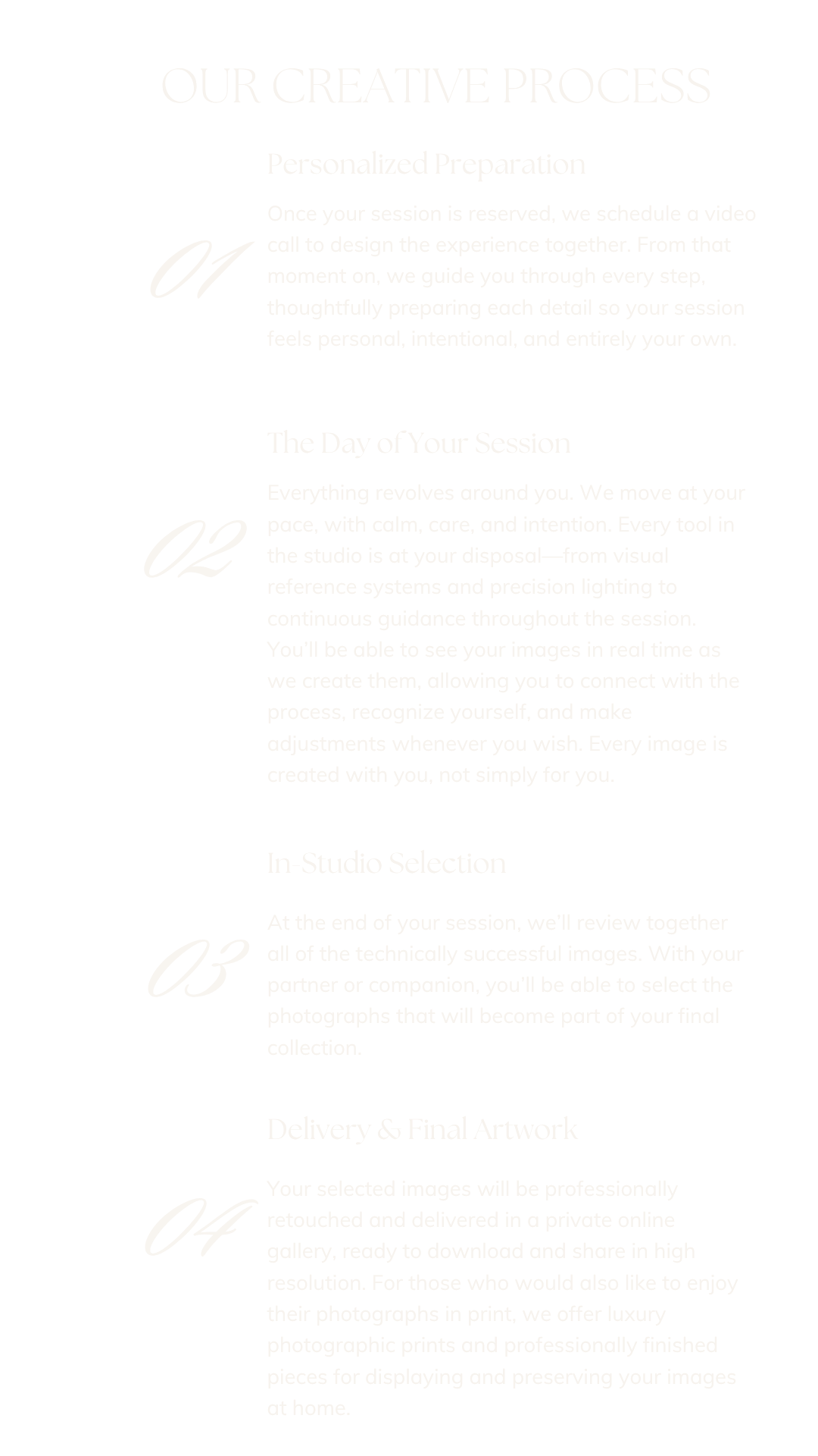 Texto en una página con el título "Nuestro proceso creativo" y una descripción de los pasos del proceso, incluyendo preparación personalizada, selección en estudio y entrega final de fotografías, en fondo negro con texto en blanco y algunos números en cursiva grandes.