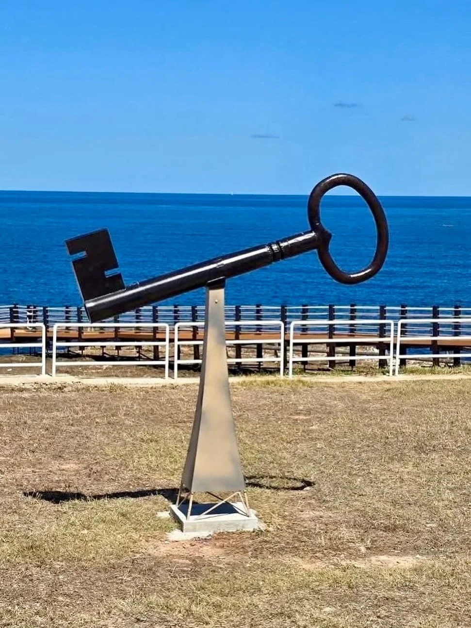 Alle ore 19.00 avrà luogo la presentazione della nuova installazione sul lungomare Peppino Impastato, in piazzetta III Millennio (belvedere) a Terrasini. 
Si tratta di una chiave in ferro donata dal maestro di fucina partinicese Michele Greco