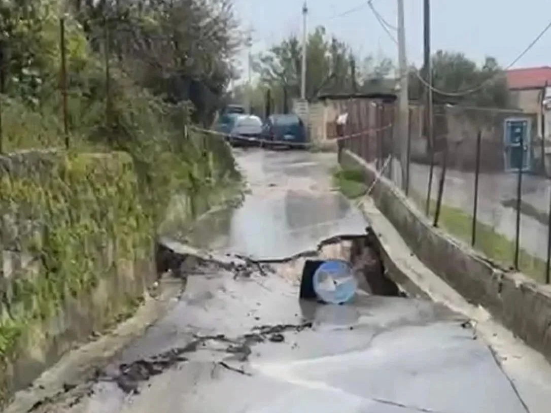 Frana a Carini: tre famiglie isolate, strada chiusa