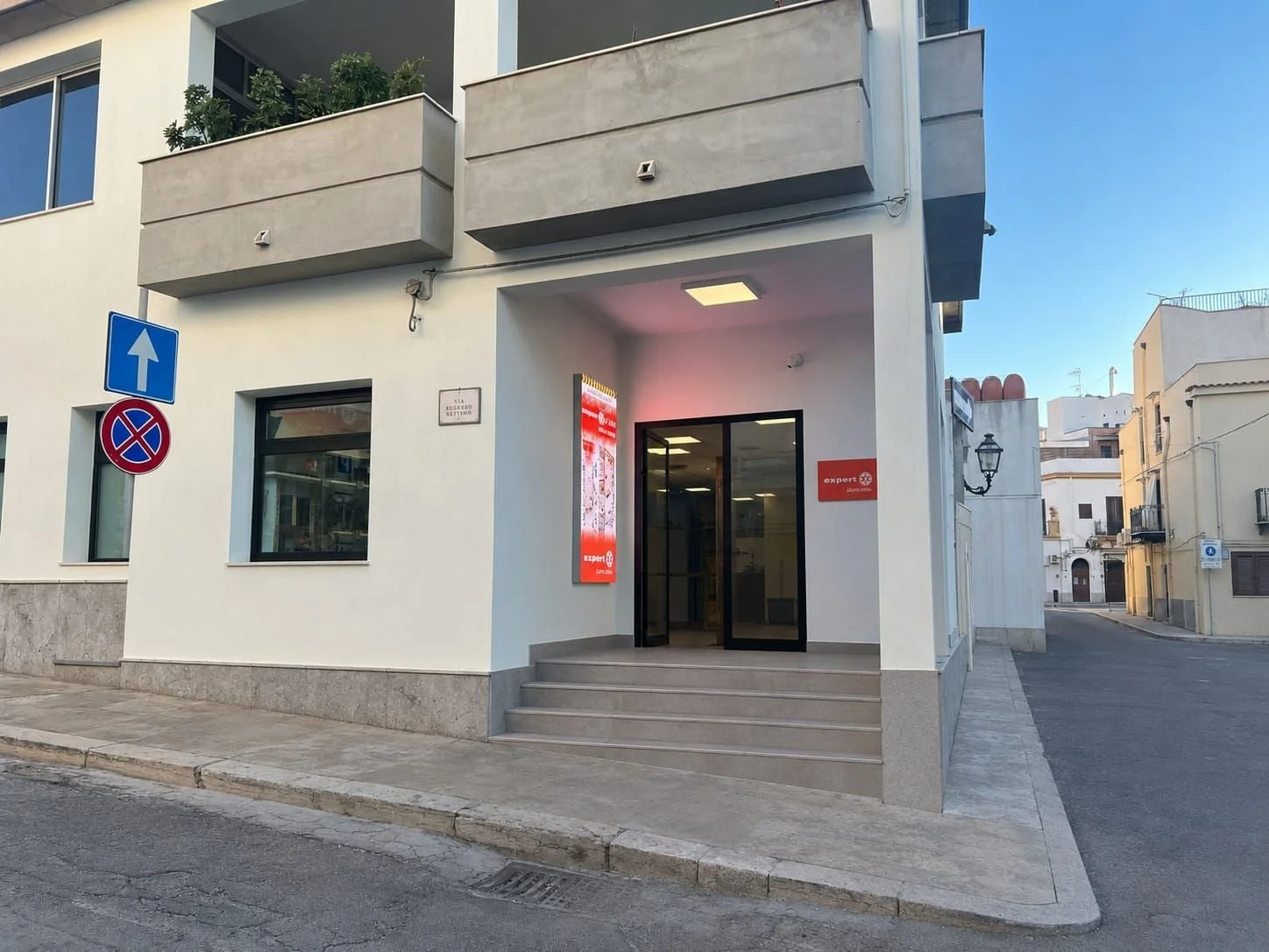 Terrasini, banda assalta negozio di elettronica: strada bloccata con auto rubate