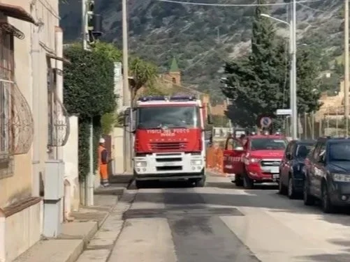 Cinisi, rottura di una tubazione del gas in via De Gasperi