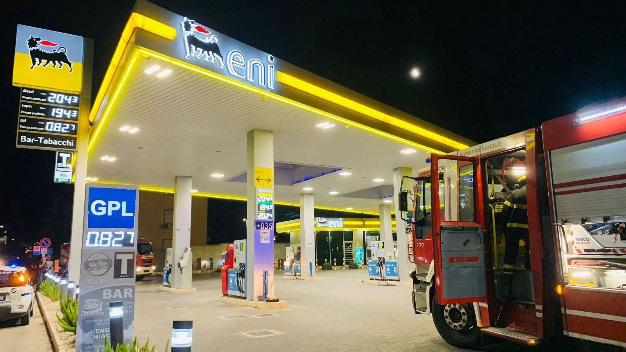 Capaci, auto incendiata e due colonnine GPL danneggiate alla stazione di servizio ENI
