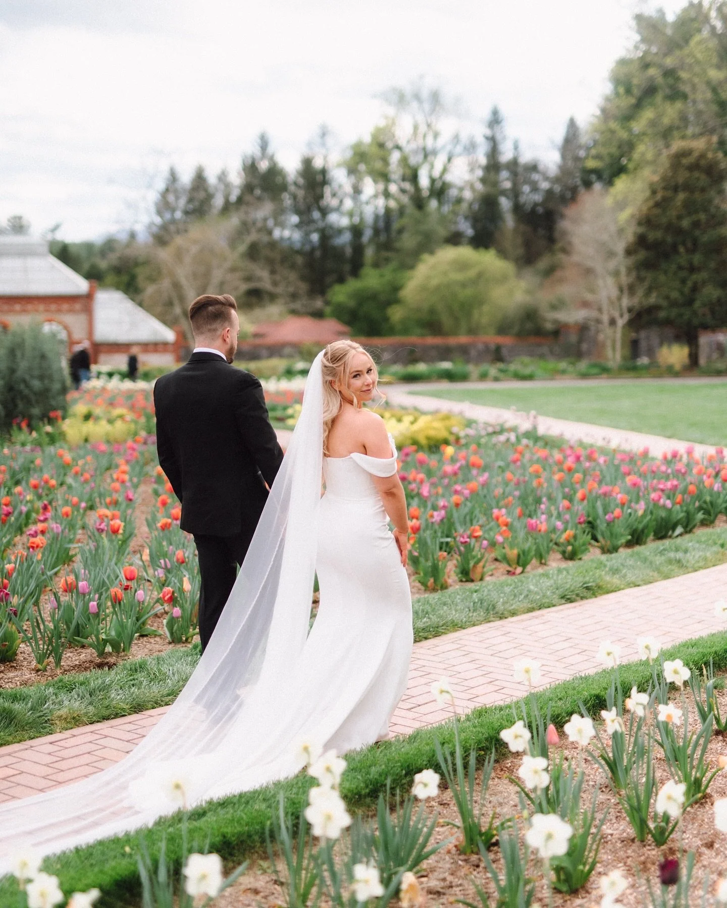 OBSESSED with Sarah and Tanner&rsquo;s pictures 🤍 

Photos: @mallorypaigephotography_ 
H&amp;MU: @anariebeauty 
Venue/Flowers: @biltmoreweddingsnc 
Transportation: @coatscars 
Music: @deansduets 

#wedding #weddingvenue #weddingday #weddingphotograp