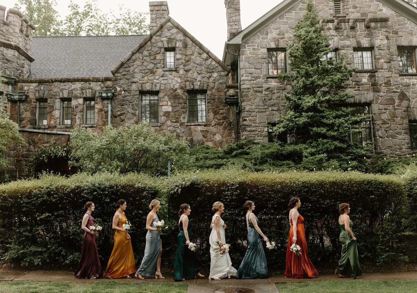 Can we all agree those mismatched dresses are just everything? 😍 

And let&rsquo;s not forget how amazing Catherine and Travis looked! 

Photo: @sheilamraz.photography 
Caterer: @cateringbycorey 
Baker: @sweetelegancecakes_ 
Desserts: @farmtocake 
C