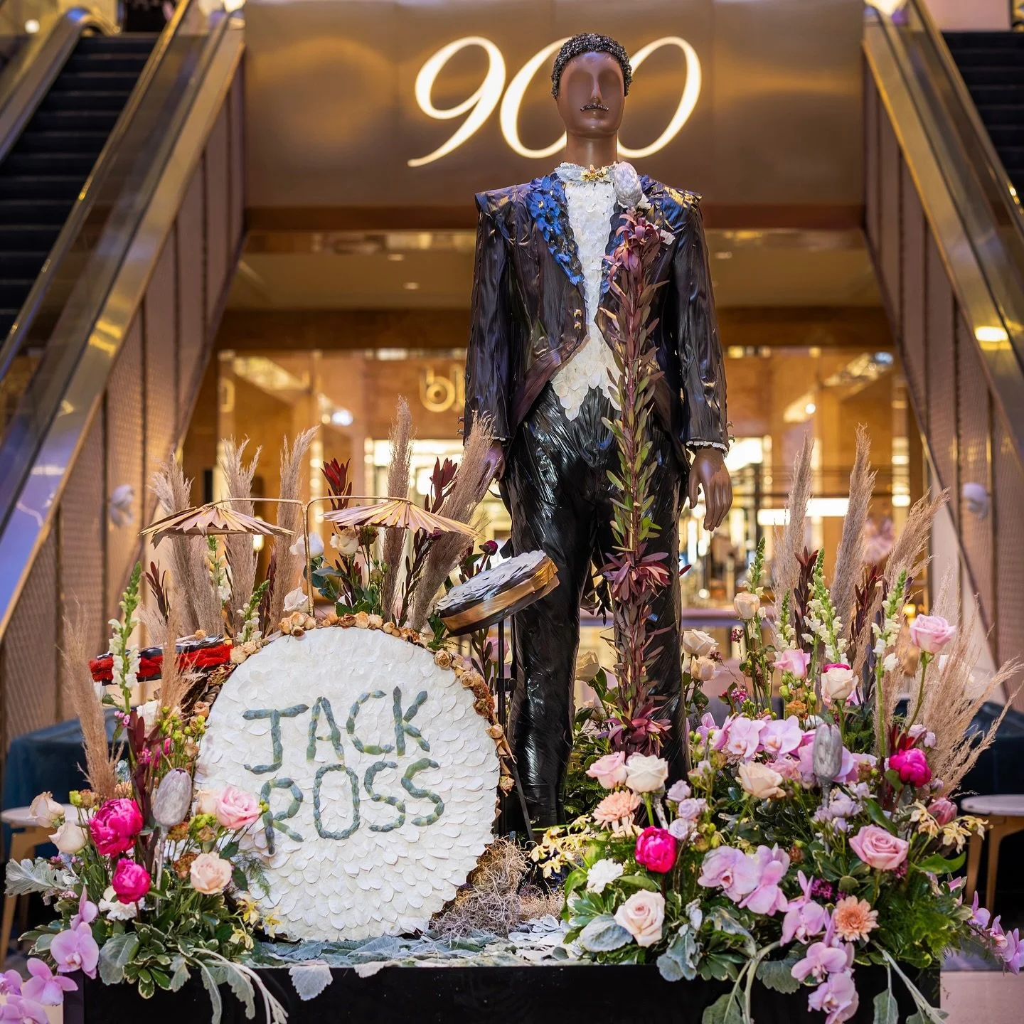 To celebrate the Premiere of Downton Abbey: The Grand Finale @downtonabbey_official now in theaters Here's a throwback to our floral creation of Jack Ross and Lady Rose 🌹 ✨ 

Thank you to @fleursdevilles as always for creating wonderful opportunitie