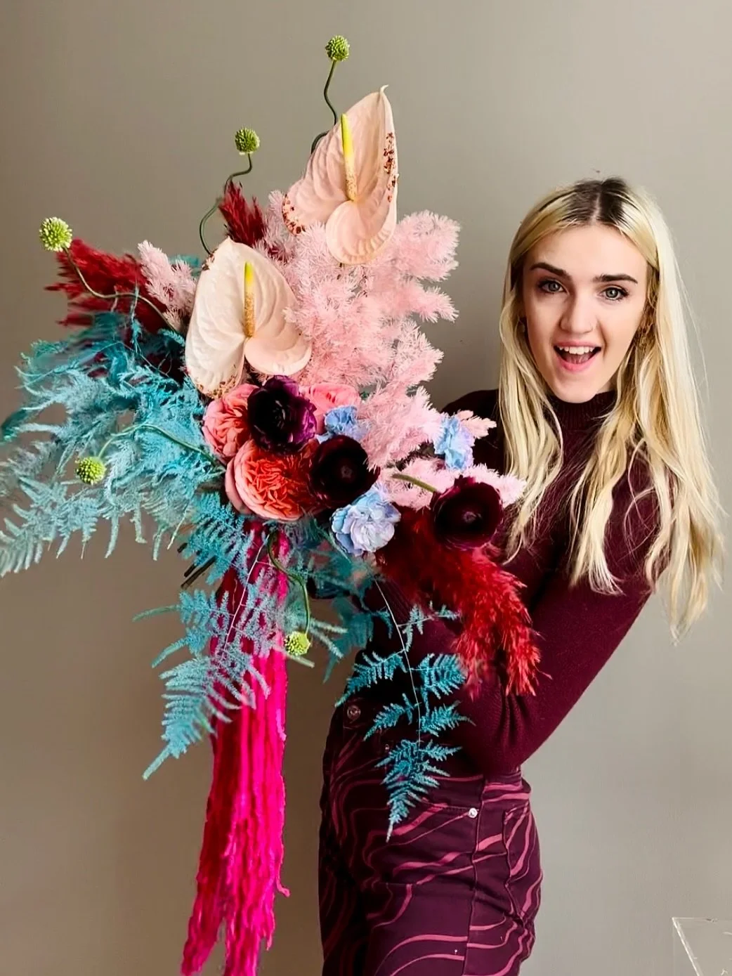 Flowers that excite you! Something fresh and modern. Red roses and babies breath hate to see us coming... 🌸🥰 

.
#davincirose #mkeweddingflorist #chicagoweddingflorist  #brides2026 #brides2025 #weddinginspiration  #weddingflowersideas