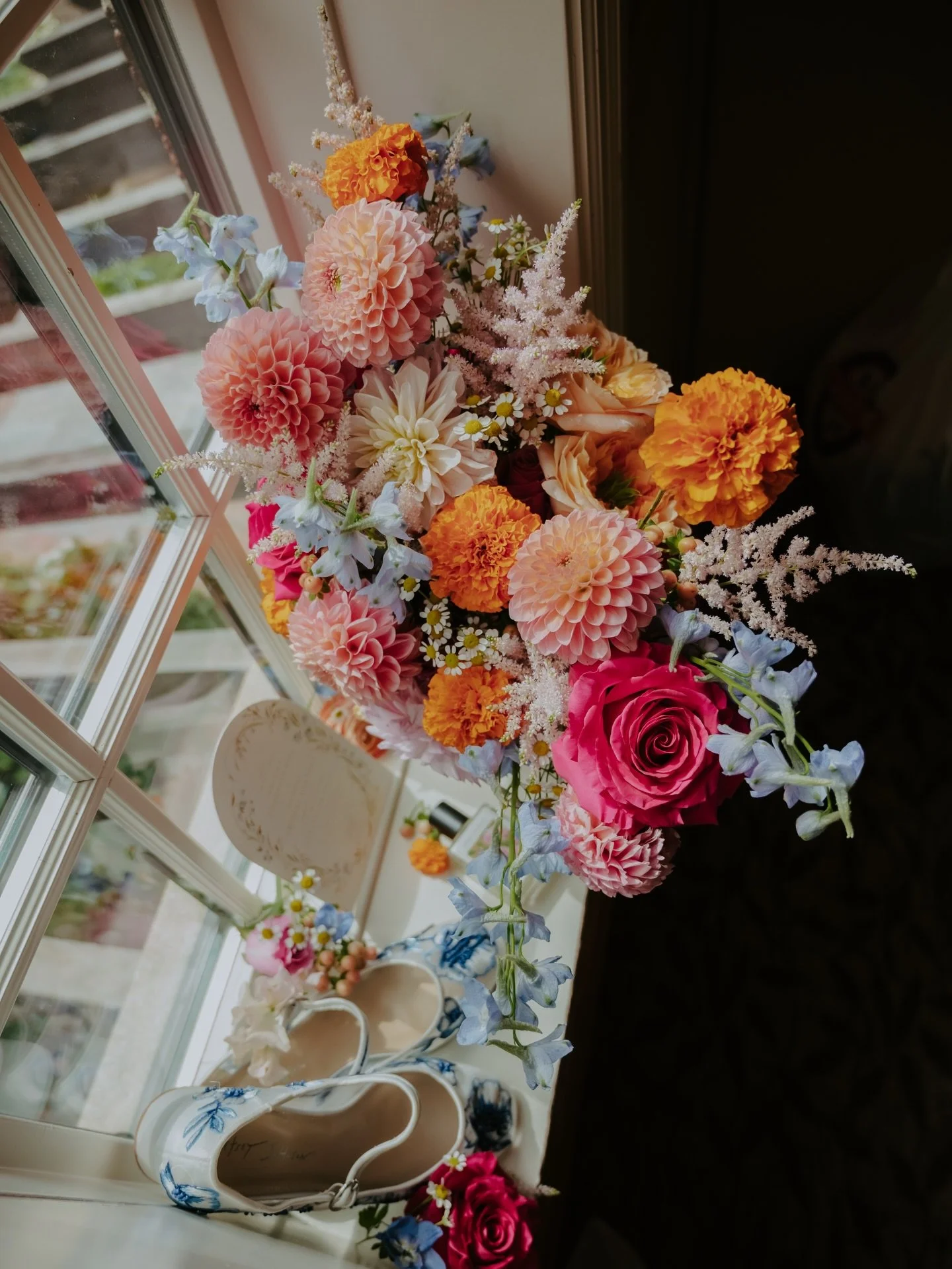 Melissa's bouquet could be its own love story🩷✨ 

Photos by the so talented @picturemethisbylacie 
@kaylanannette_events 

.
#davincirose #mkeweddingflorist #chicagoweddingflorist  #brides2026 #brides2025 #weddinginspiration  #weddingflowersideas