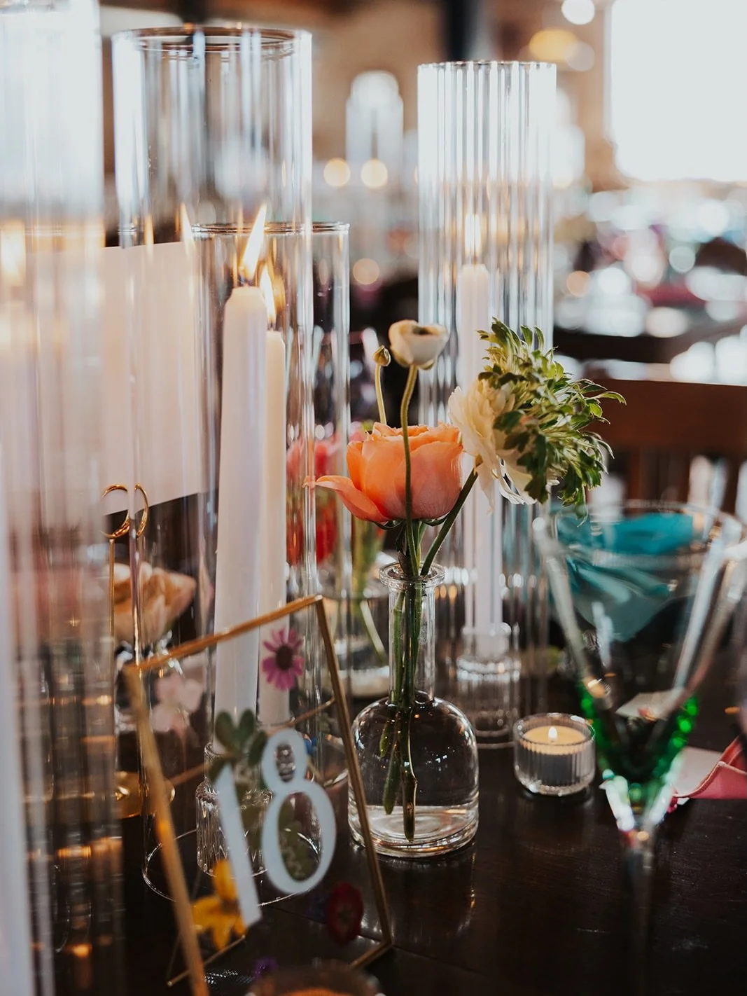 Reminiscing on these table scapes we created last year for Mel &amp; Austin 🌷🌸🕯️

📷 @daniellerosephoto 

.
#davincirose #mkeweddingflorist #chicagoweddingflorist  #brides2026 #brides2027
