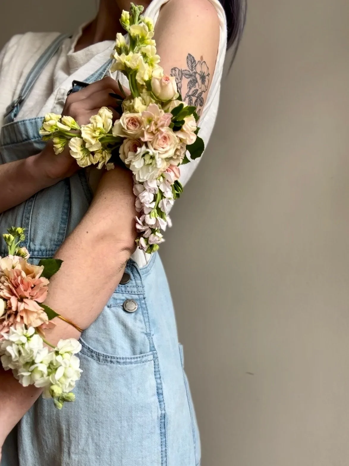 Flower accessories? Yes please 😍😍

.
#davincirose #mkeweddingflorist #chicagoweddingflorist  #brides2026 #brides2027
