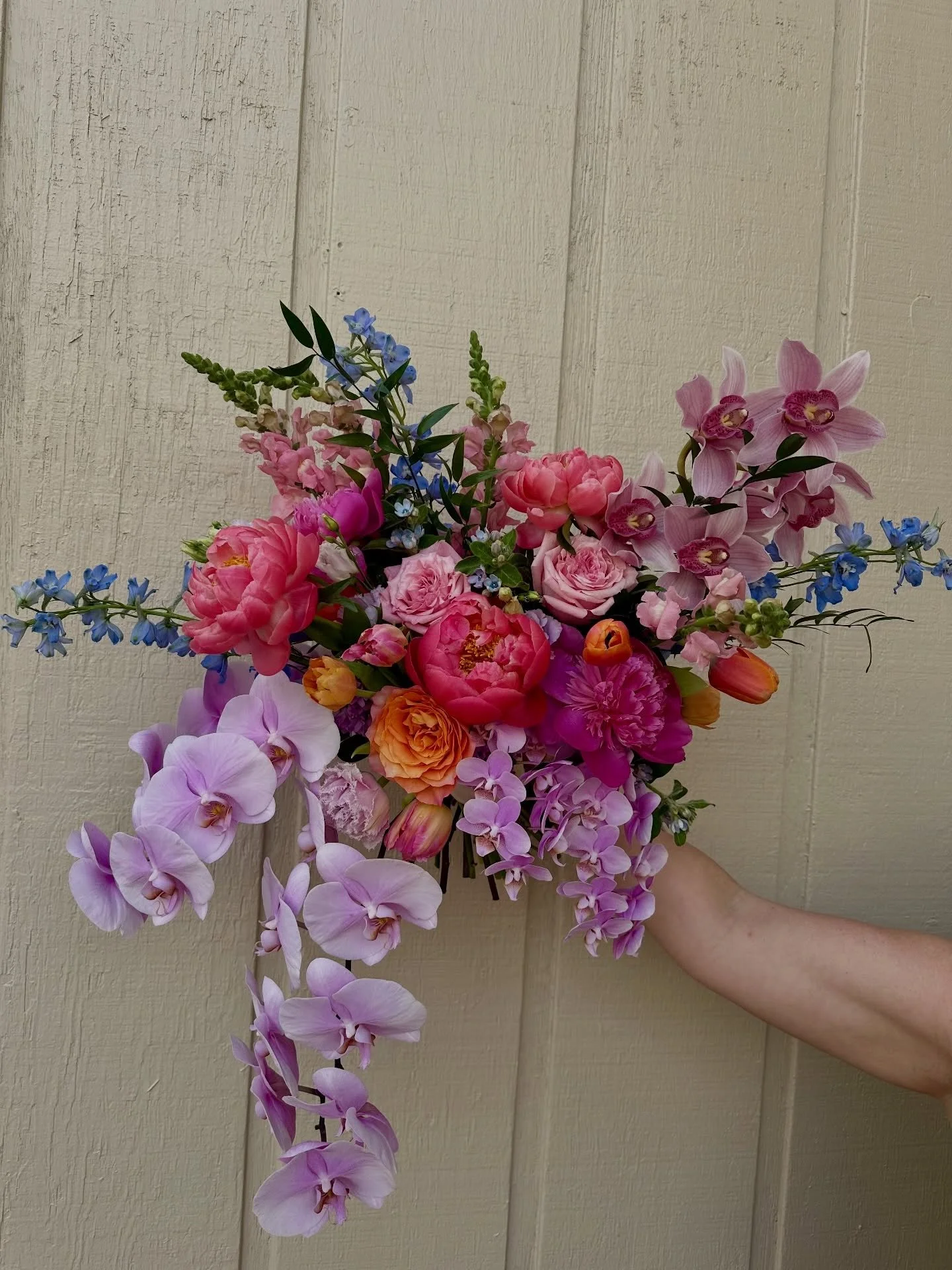Emily's bouquet felt so like her. She asked for a lush garden to be growing from her hands. Each bloom placed with intention 🌷🌸🧚🏼✨ 

@effngood 

.
#davincirose #mkeweddingflorist #chicagoweddingflorist  #brides2026 #brides2027
