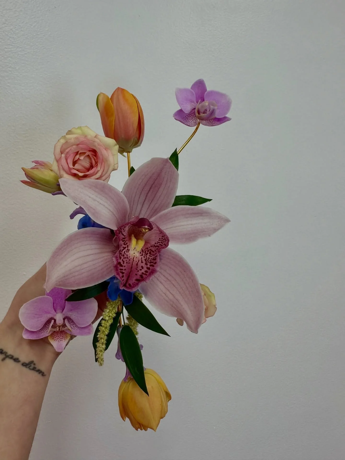 Absolutely my new favorite way to make boutonnieres😍🌷 Light, airy, organic, and oh so beautiful.

Inspired by the amazing @passionflowersue and using the magnetic bout clips by @quickclipsfloral 💓

.
#davincirose #mkeweddingflorist #chicagowedding